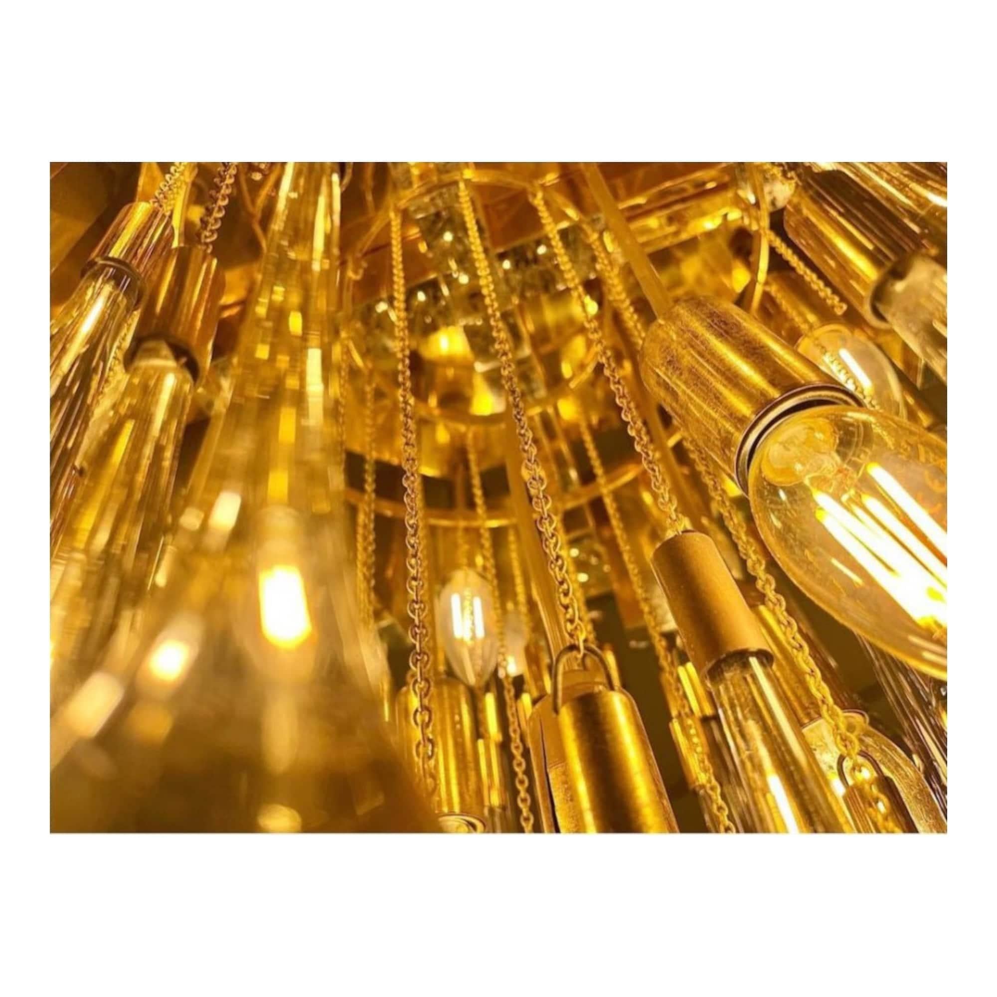 A very impressive Murano glass drop chandelier, with a brass and chrome finish. This stunning Italian antique, dating from the 1970s, will bring a touch of elegance and sophistication to any room. The chandelier's exquisite details are highlighted