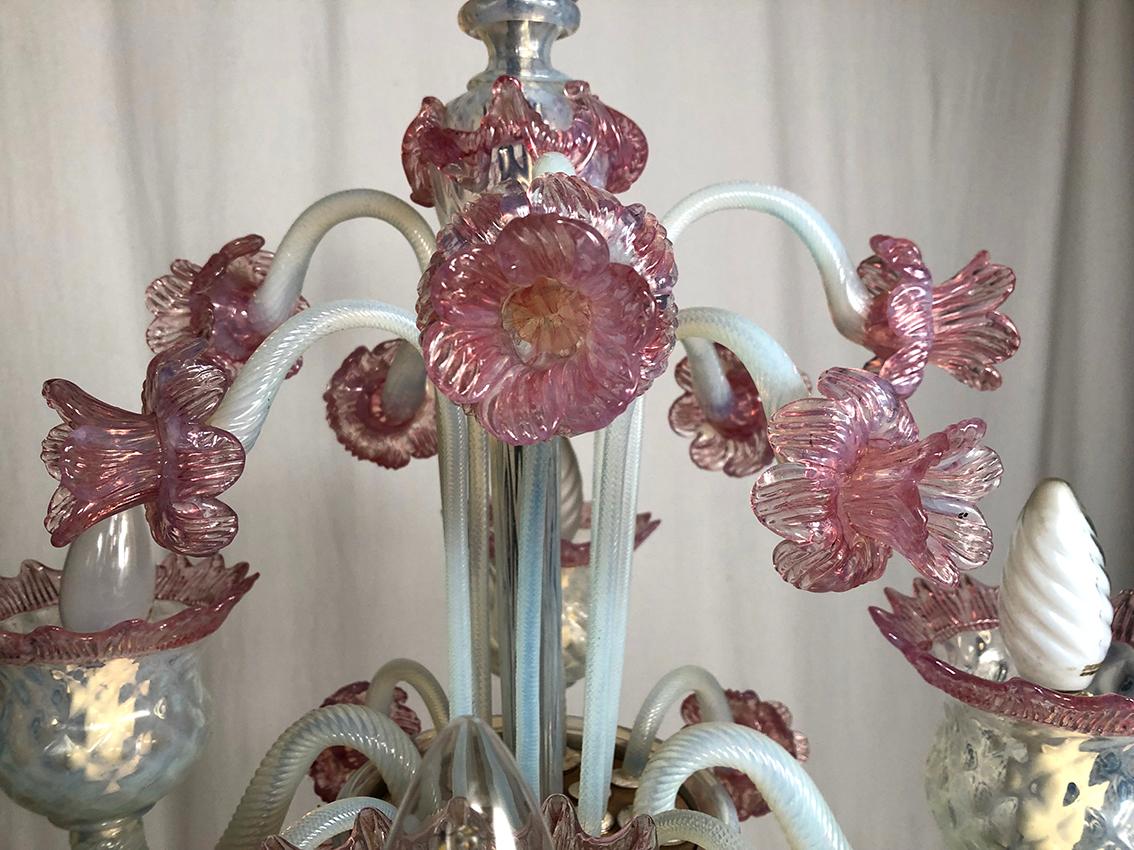 Lustre en verre de Murano blanc laiteux et rose à quatre bras de lumière For Sale 4