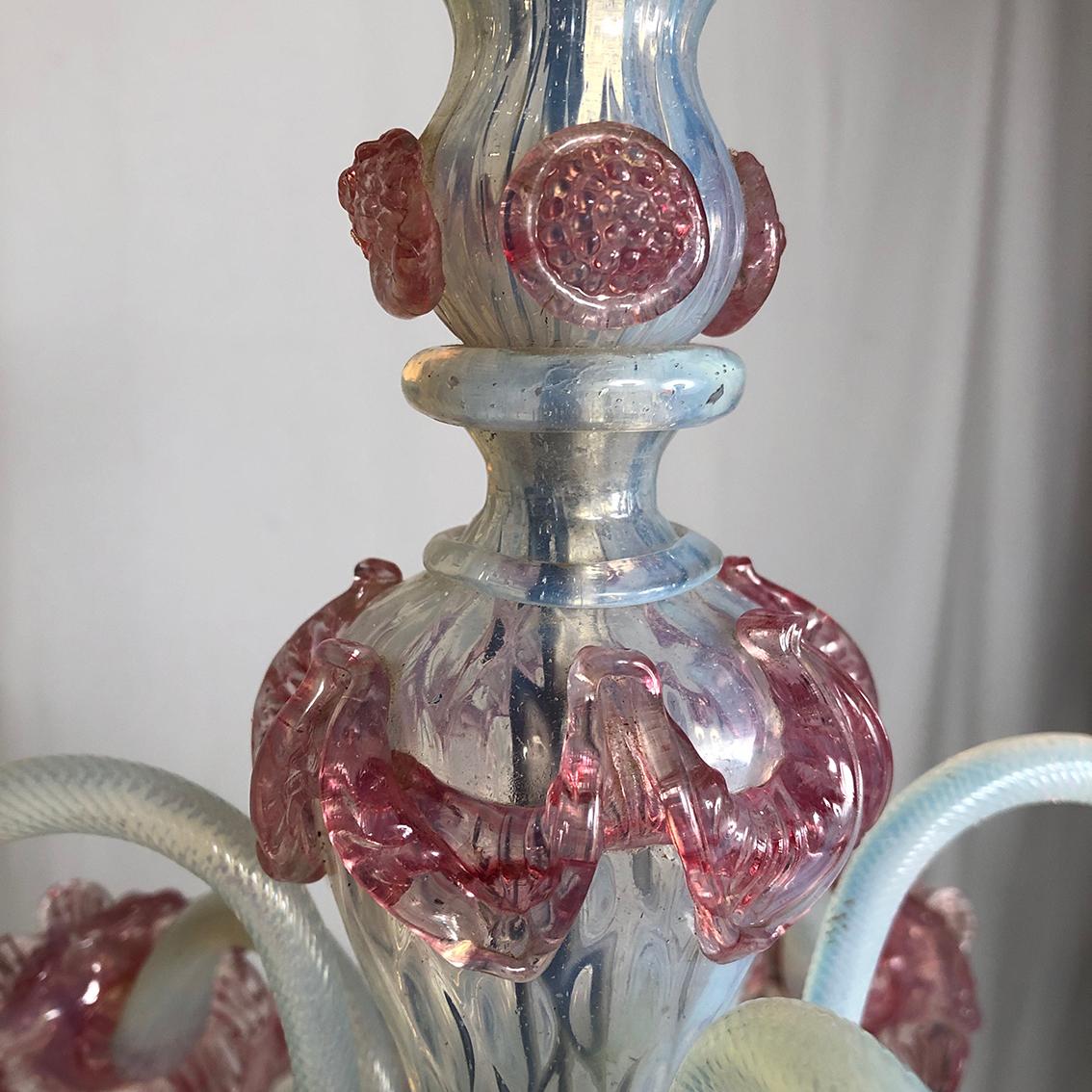Lustre en verre de Murano blanc laiteux et rose à quatre bras de lumière For Sale 7