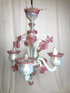 Lustre en verre de Murano blanc laiteux et rose à quatre bras de lumière