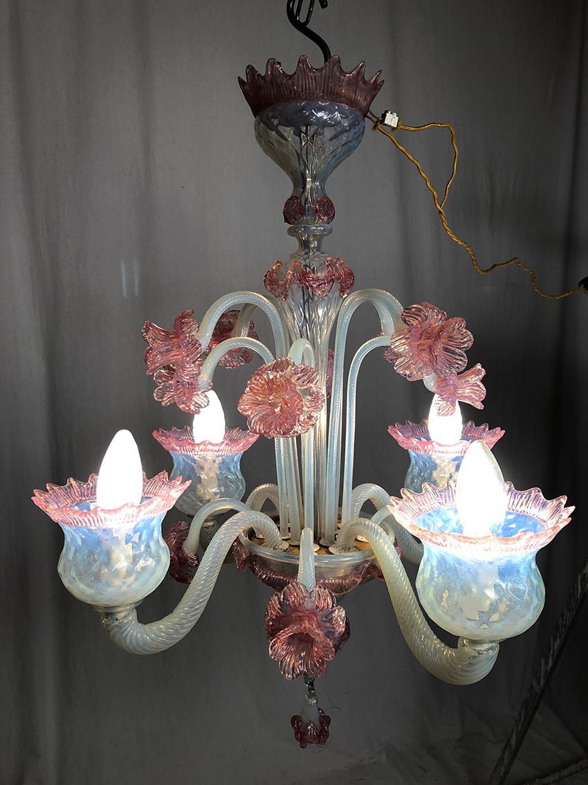 Italian Lustre en verre de Murano blanc laiteux et rose à quatre bras de lumière For Sale
