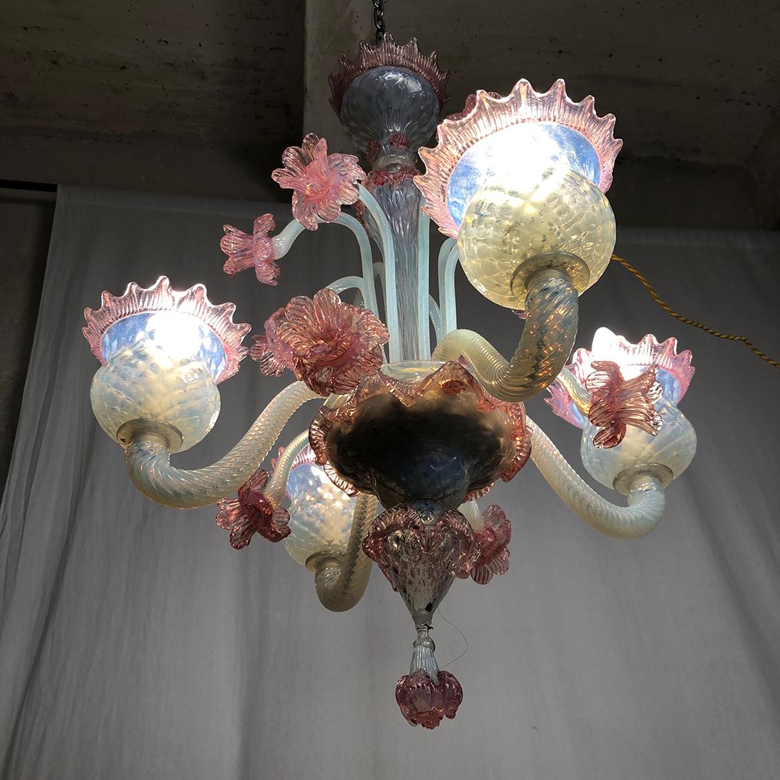 Lustre en verre de Murano blanc laiteux et rose à quatre bras de lumière In Good Condition For Sale In ROYÈRE-DE-VASSIVIÈRE, FR