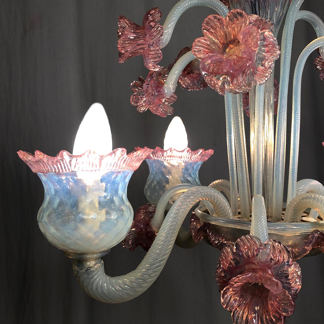 20th Century Lustre en verre de Murano blanc laiteux et rose à quatre bras de lumière For Sale