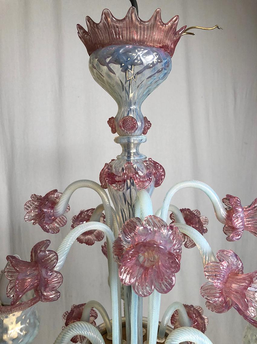 Glass Lustre en verre de Murano blanc laiteux et rose à quatre bras de lumière For Sale