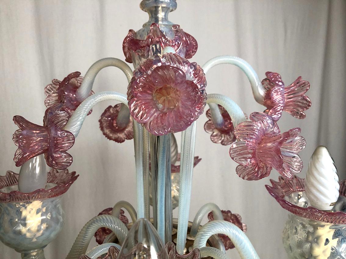 Lustre en verre de Murano blanc laiteux et rose à quatre bras de lumière For Sale 1