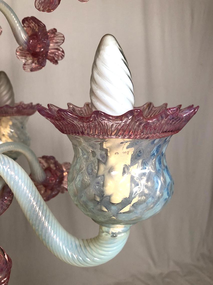 Lustre en verre de Murano blanc laiteux et rose à quatre bras de lumière For Sale 2