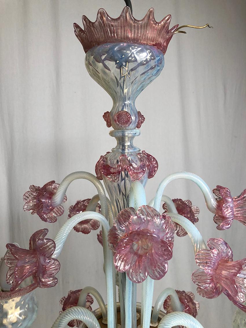 Lustre en verre de Murano blanc laiteux et rose à quatre bras de lumière For Sale 3
