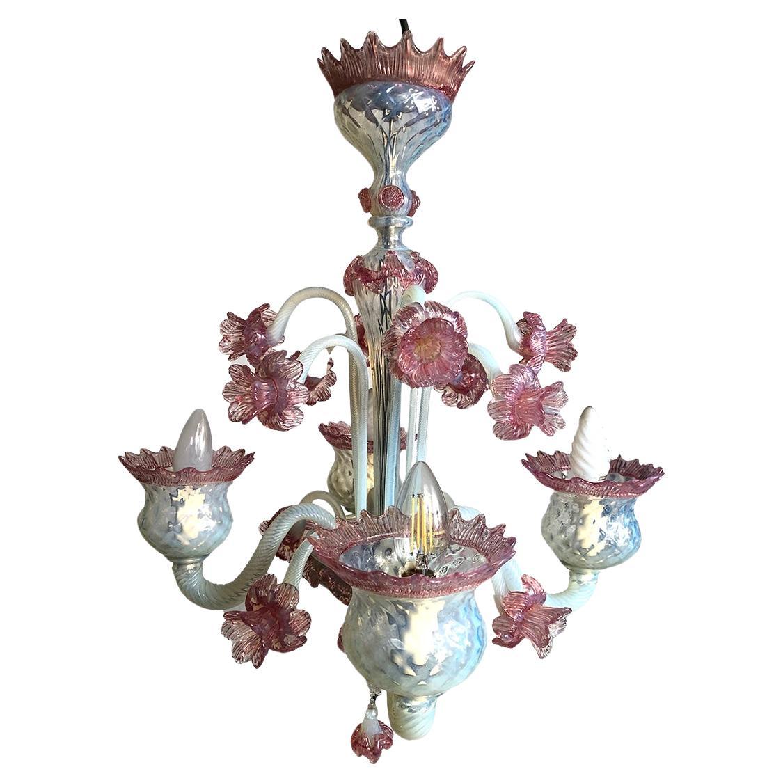 Lustre en verre de Murano blanc laiteux et rose à quatre bras de lumière For Sale