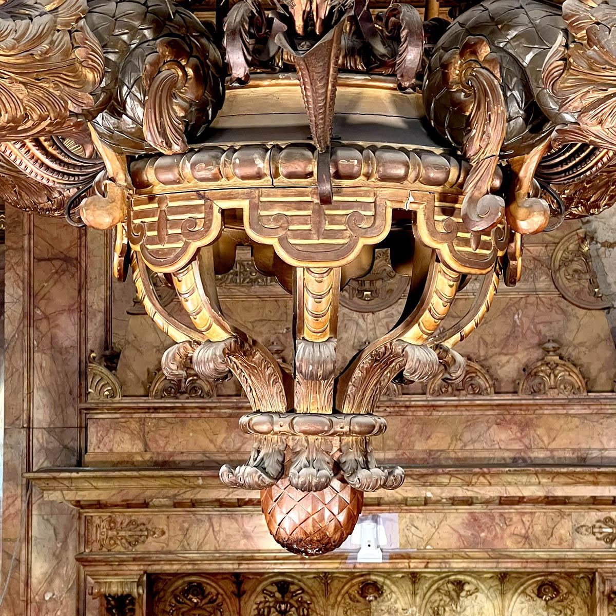 Lustre monumental en bois et stuc, diamètre 234 cm 5