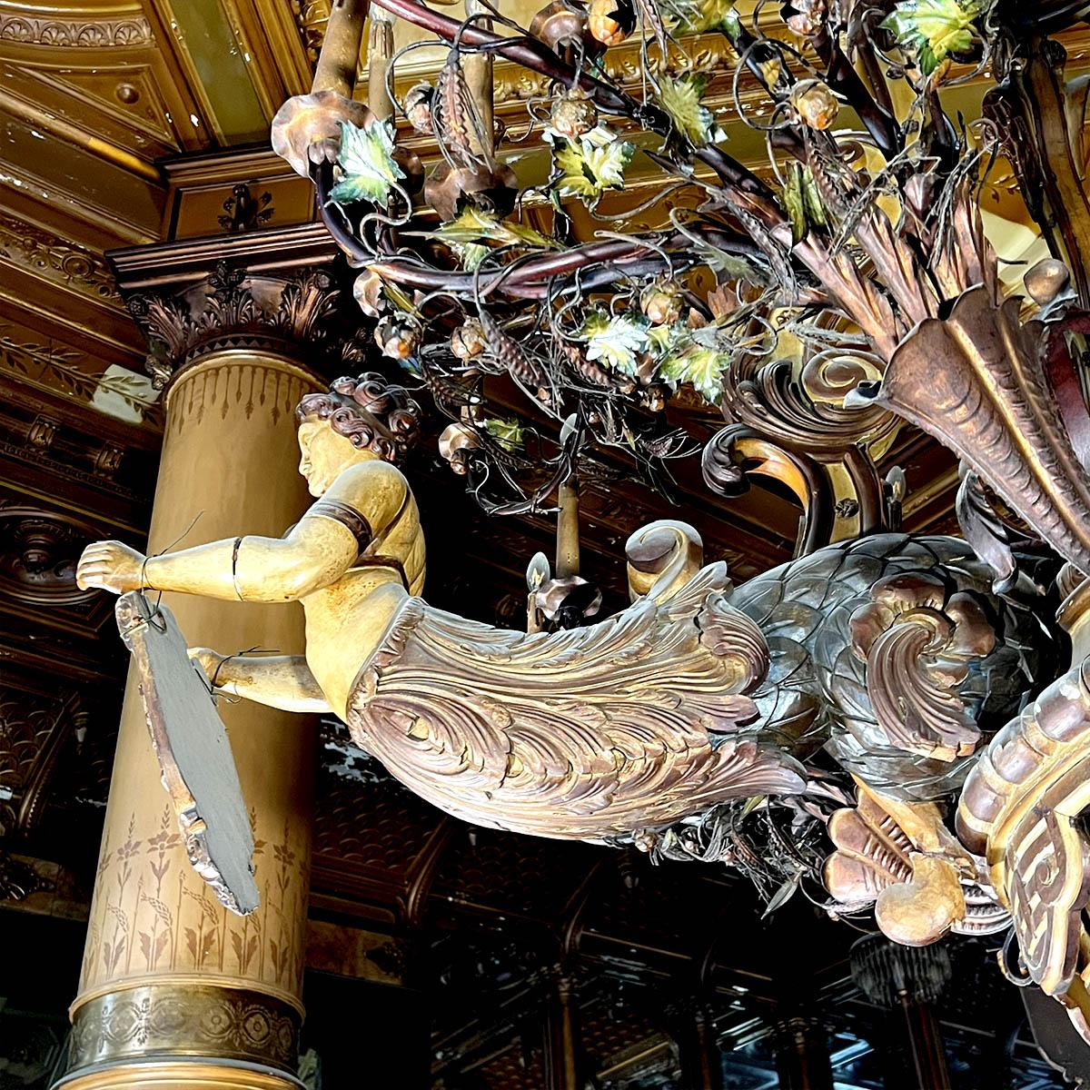 Lustre monumental en bois et stuc, diamètre 234 cm 6