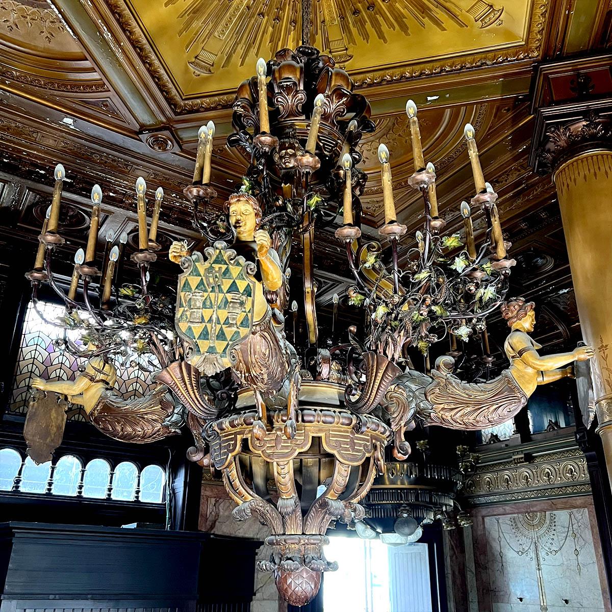 Lustre monumental en bois et stuc, diamètre 234 cm 7