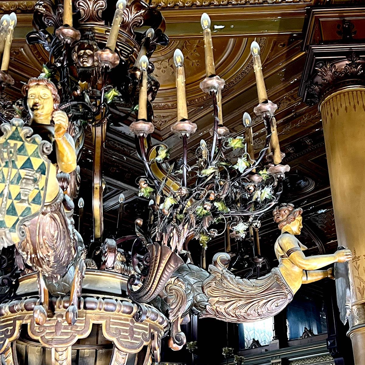 Lustre monumental en bois et stuc, diamètre 234 cm 8