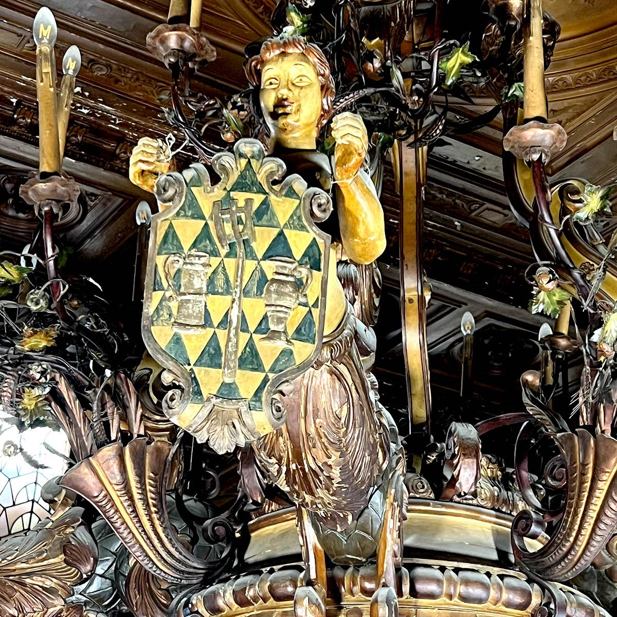 Lustre monumental en bois et stuc, diamètre 234 cm 9
