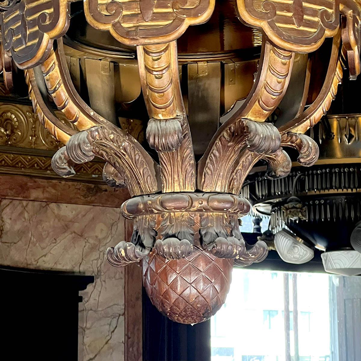Lustre monumental en bois et stuc, diamètre 234 cm 10