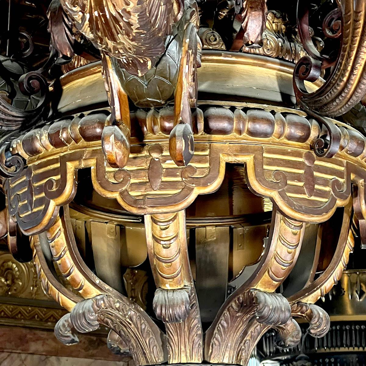 Lustre monumental en bois et stuc, diamètre 234 cm 11