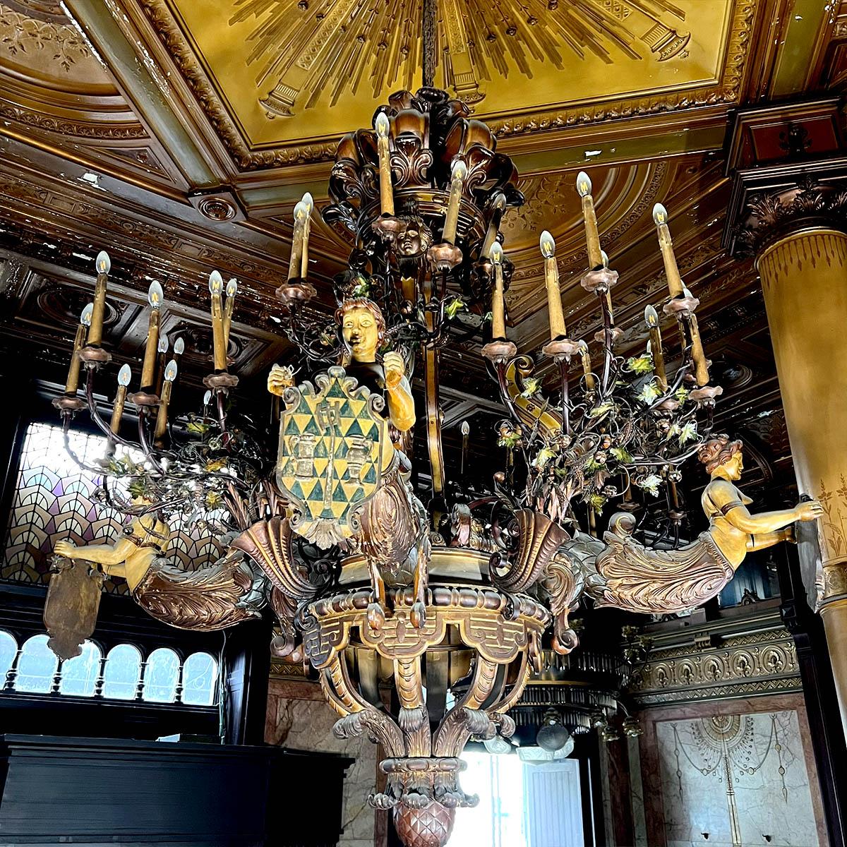 Lustre monumental en bois et stuc, diamètre 234 cm 12