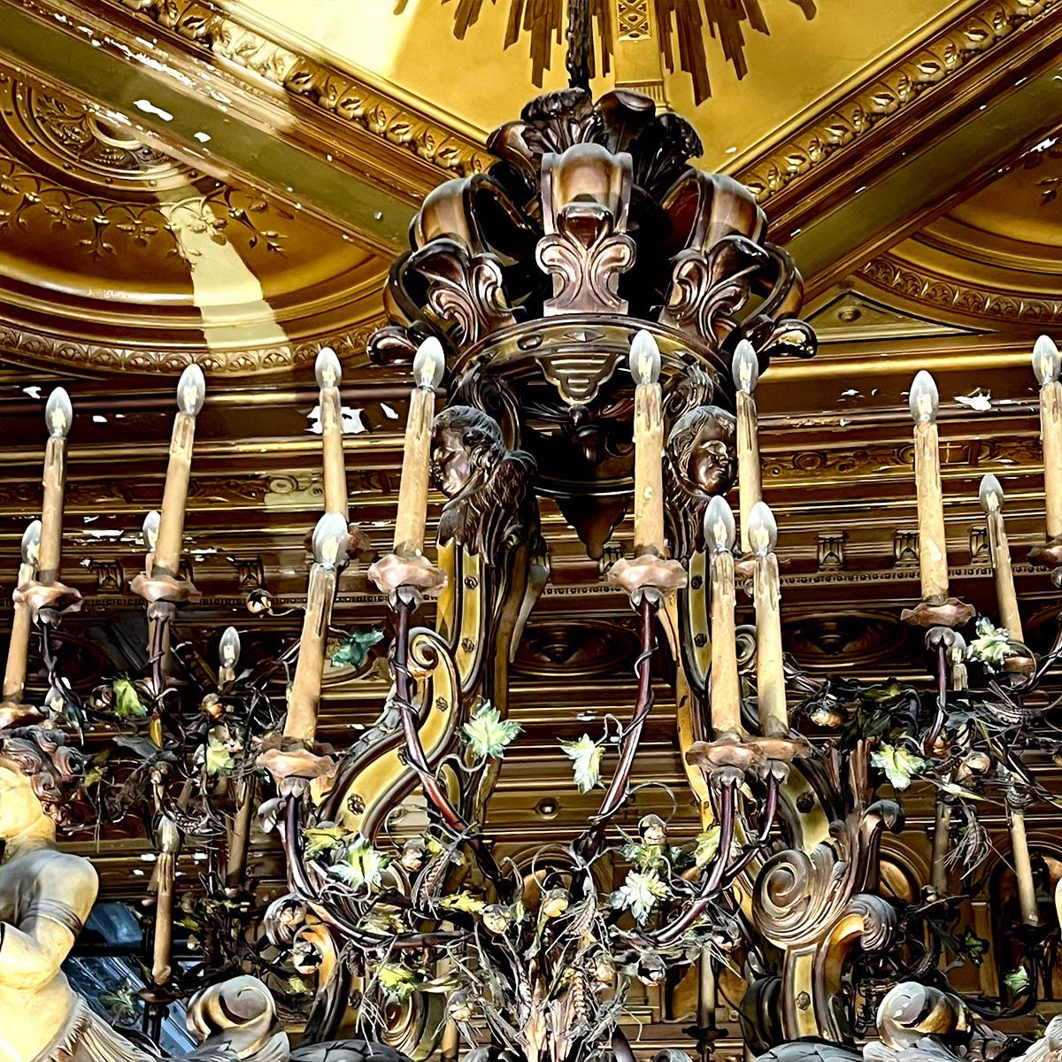 Belge Lustre monumental en bois et stuc, diamètre 234 cm