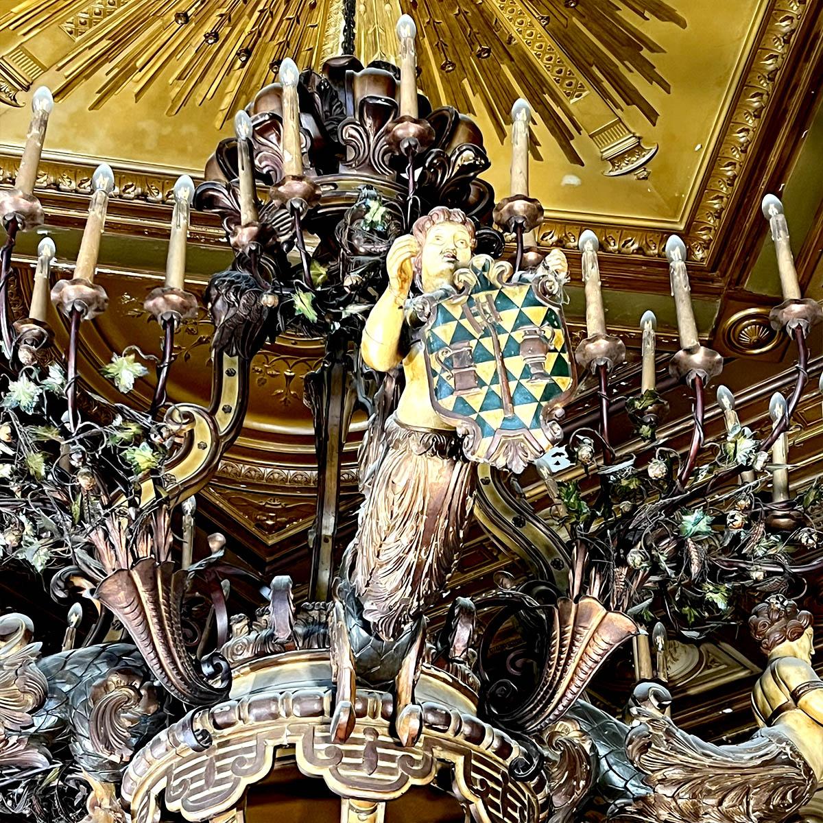 Lustre monumental en bois et stuc, diamètre 234 cm Bon état à TOURCOING, FR