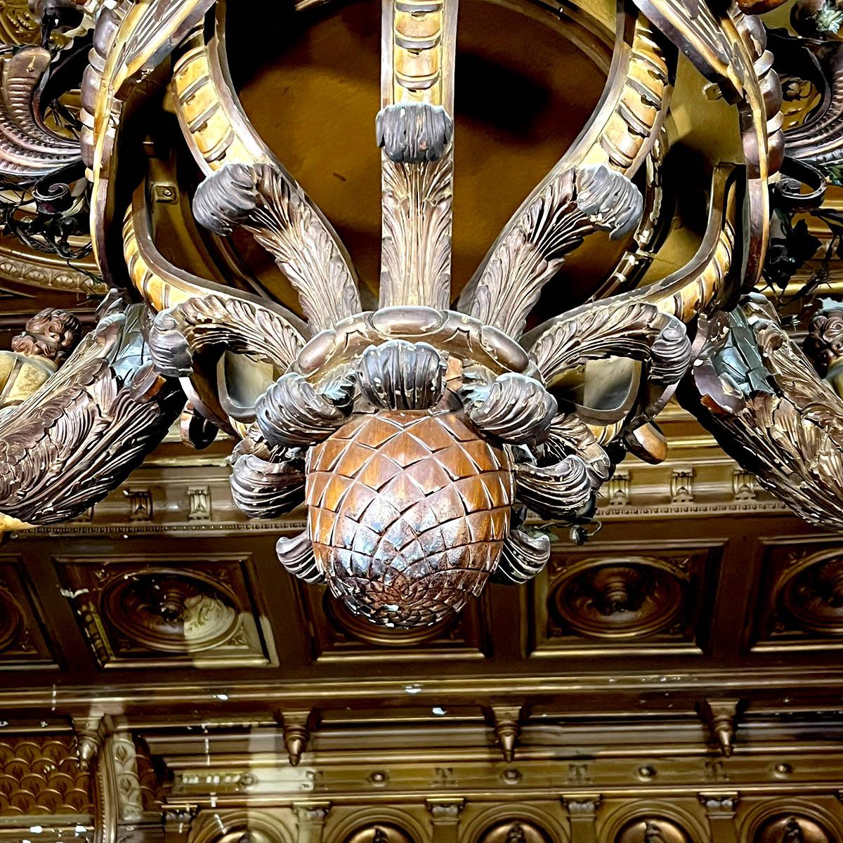 Stuc Lustre monumental en bois et stuc, diamètre 234 cm
