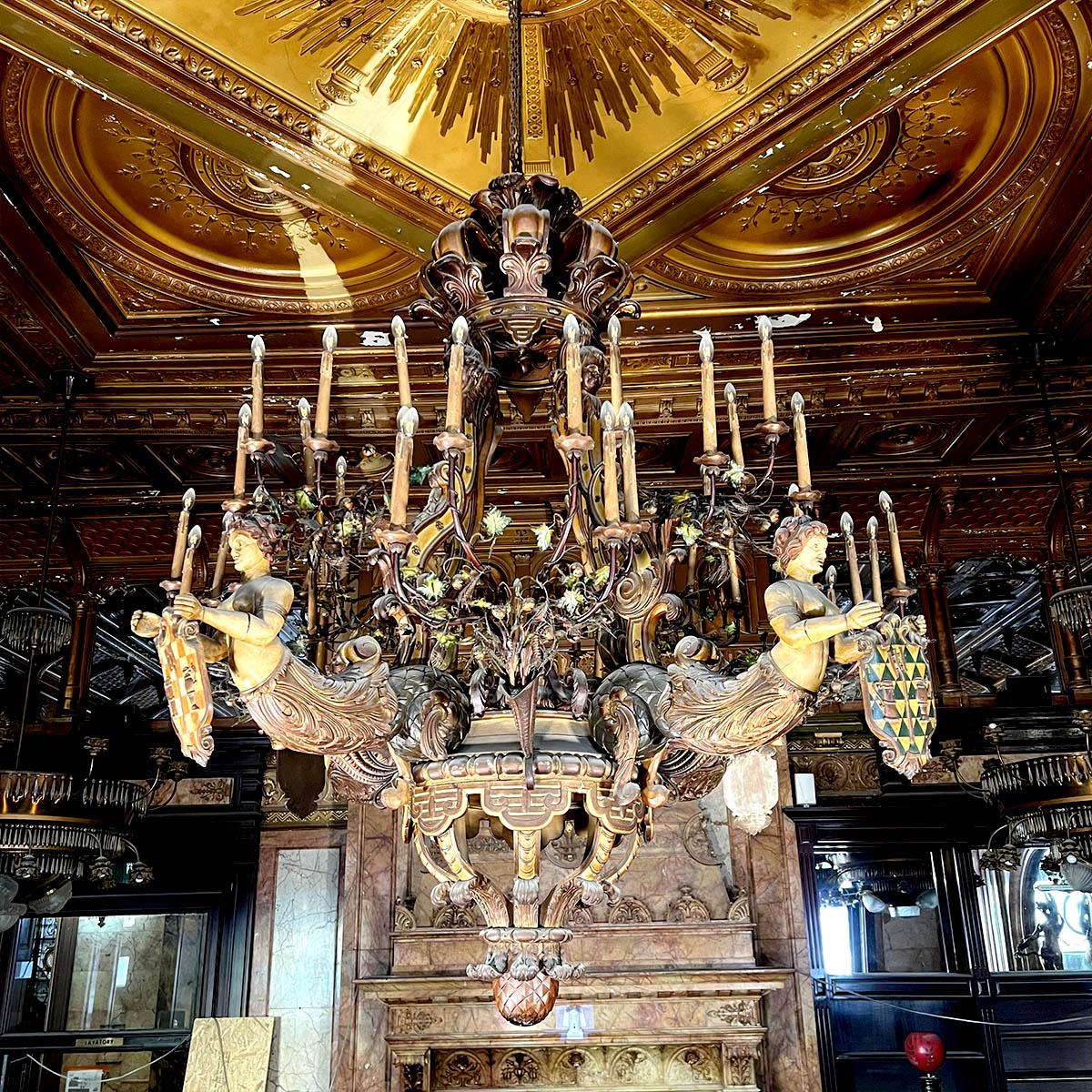 Lustre monumental en bois et stuc, diamètre 234 cm 1