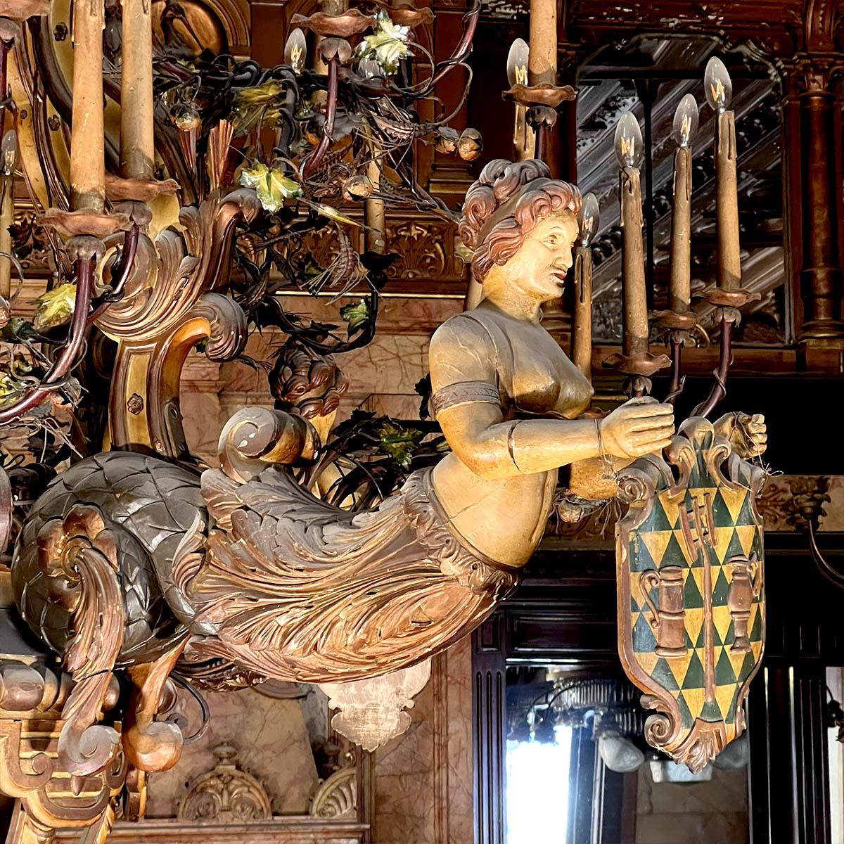 Lustre monumental en bois et stuc, diamètre 234 cm 2