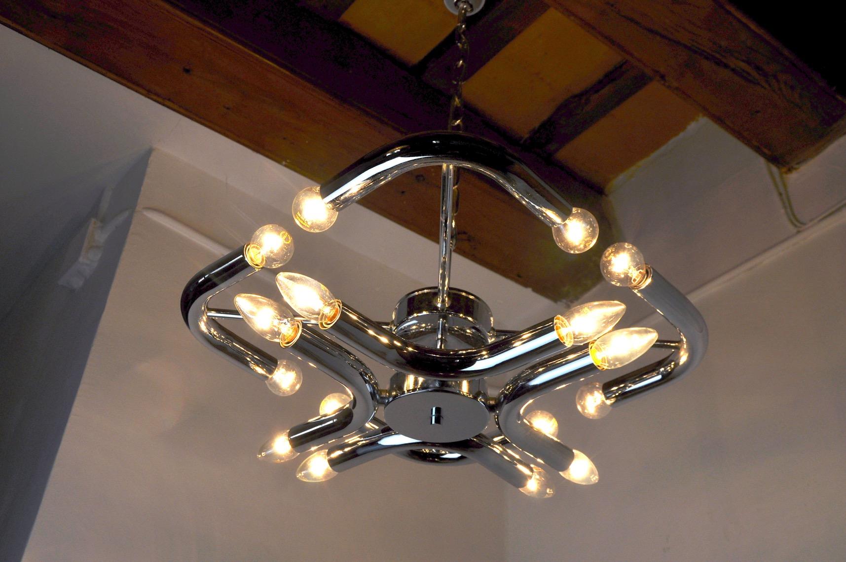 Superb and rare chandelier in the style of Goffredo Reggiani in Italy in the 1970s. This chandelier is made up of 8 chromed metal arms on two levels with a total of 16 points of light. Unique object that will illuminate wonderfully and bring a real