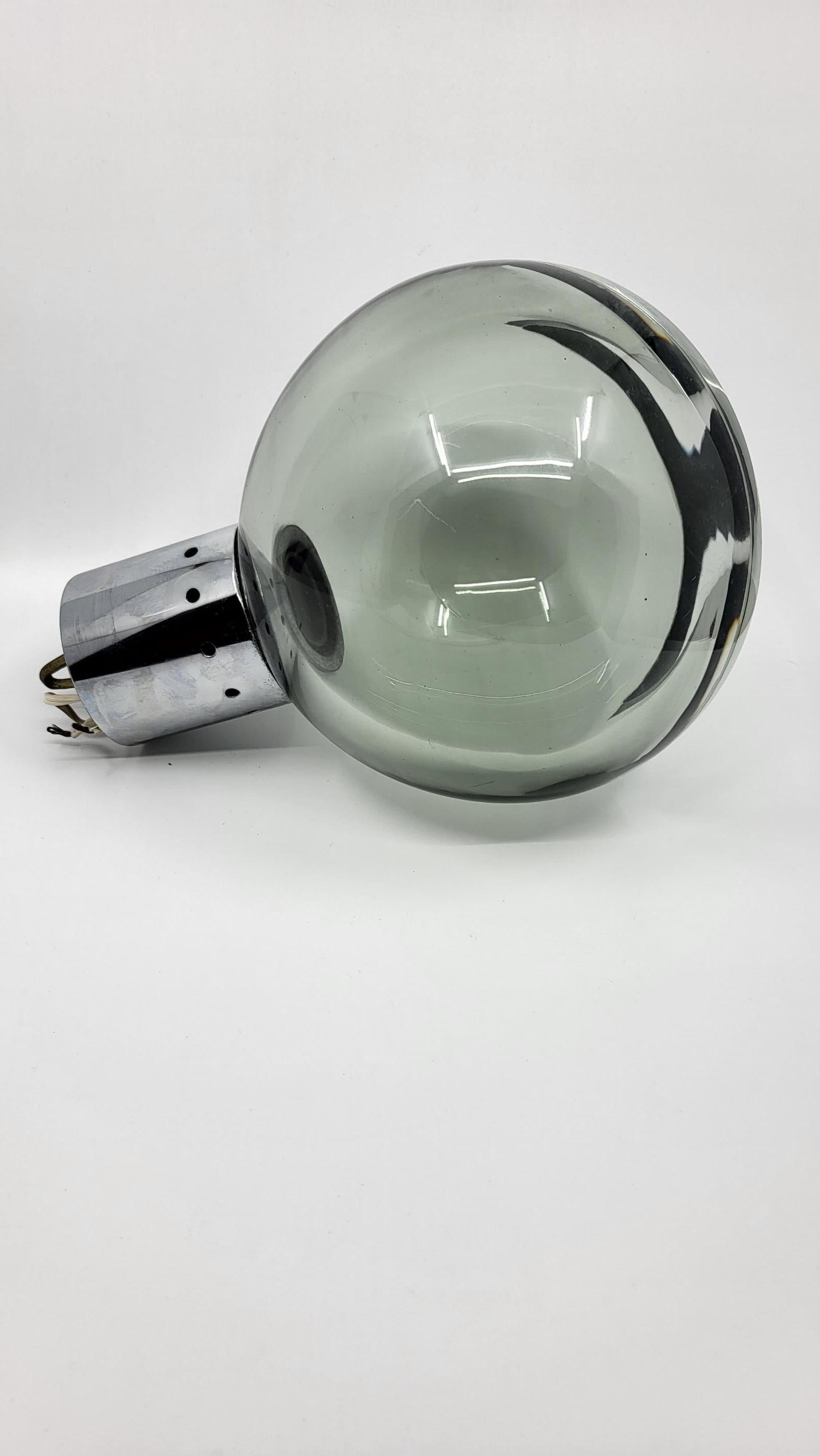 Late 20th Century Lustre suspension, chromé et verre fumé Eye Ball design space Age Italie 1970 For Sale
