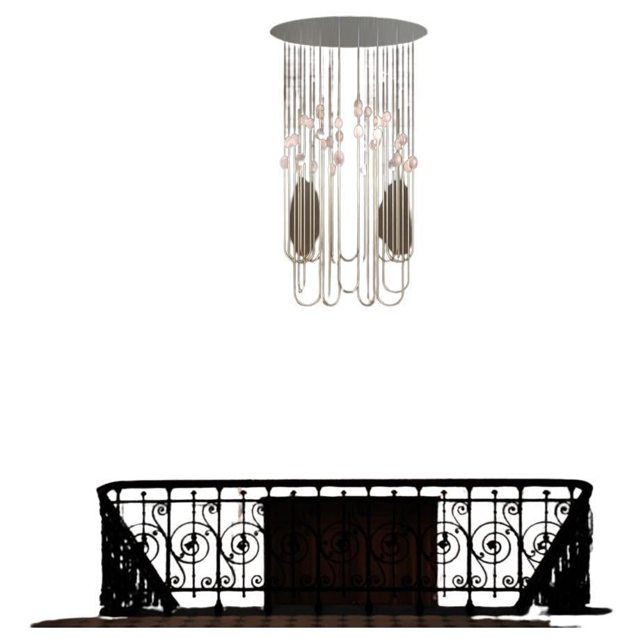 Un lampadario personalizzato con elementi luminosi sospesi. La piastra metallica superiore è rifinita in cromo e gli elementi stampati in 3D sono illuminati con una speciale tecnologia LED.