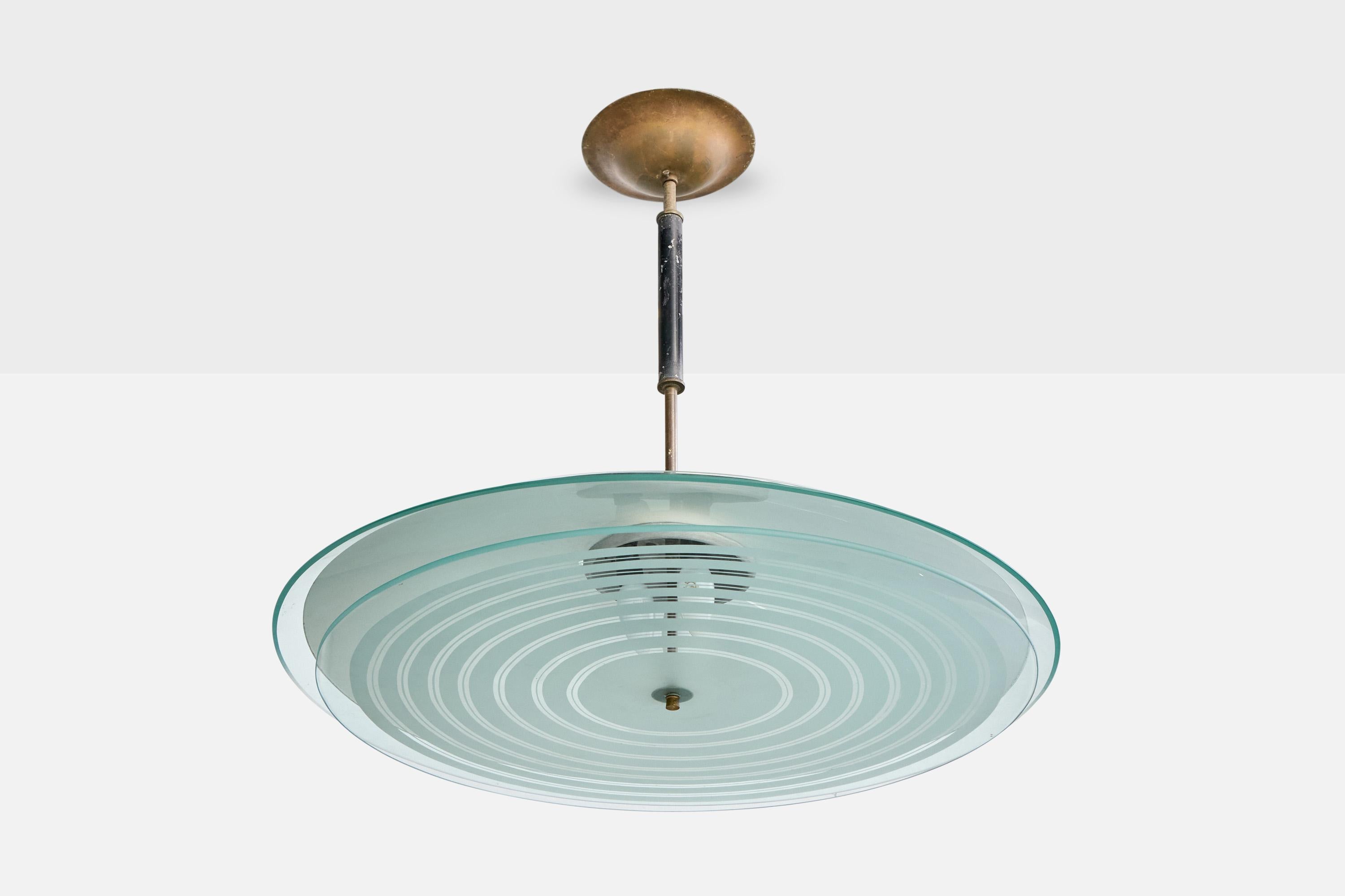 Pendelleuchte aus Messing, lackiertem Metall und geätztem Glas, entworfen und hergestellt von Lustres Pelotas, Brasilien, ca. 1960er Jahre.

Die Messinghaube weist eine mäßige Oxidation auf. Mäßige Farbverluste an Metallschaft und -fassung. Ein Riss