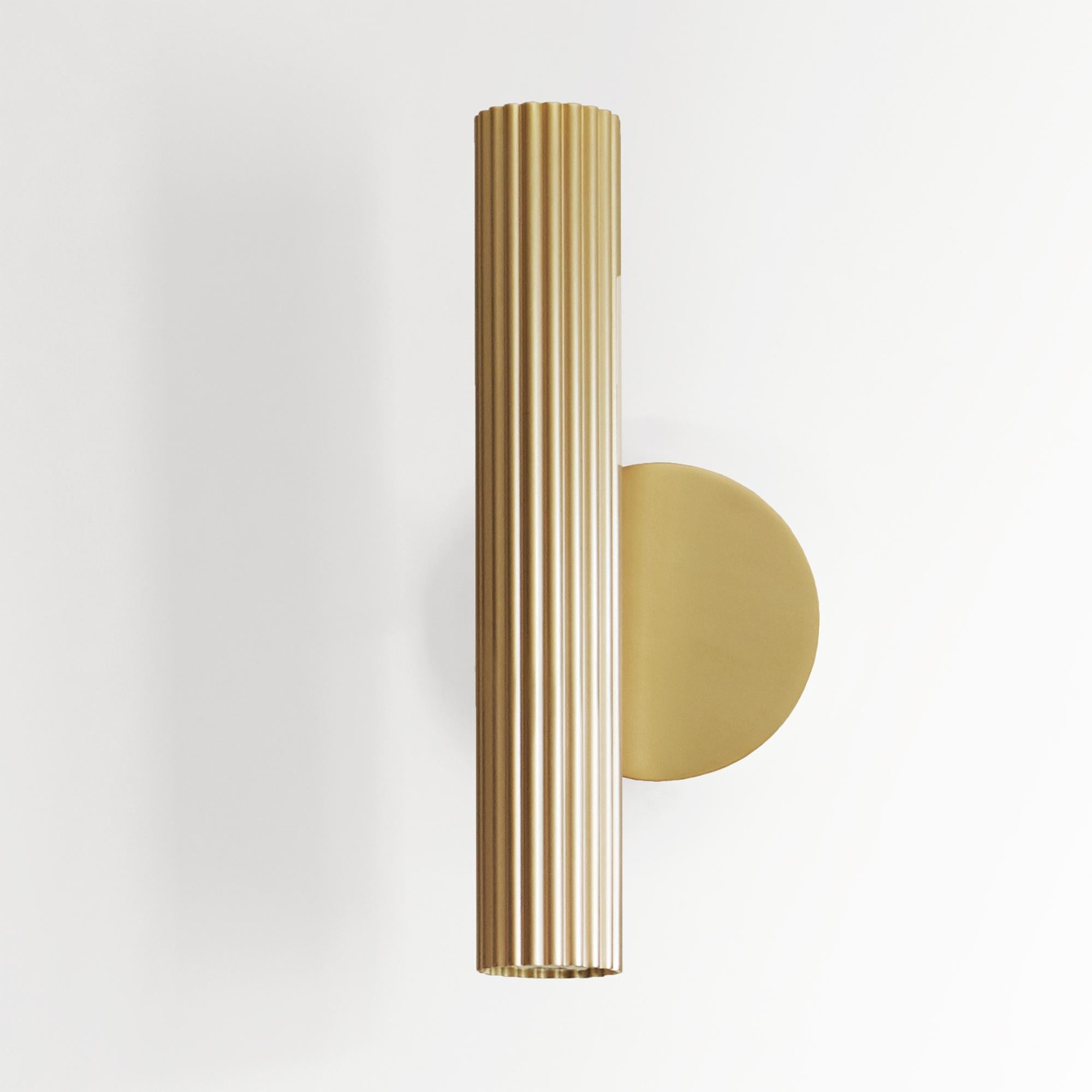 Lustrin wall lamp by Luce Tu.
Dimensions: 35 x 12.6 cm.
Materials: brass.


LUCE TU is the story of two siblings in love with Milan, their hometown.
With the aim of enhancing the historical artisan tradition of the city without losing its past