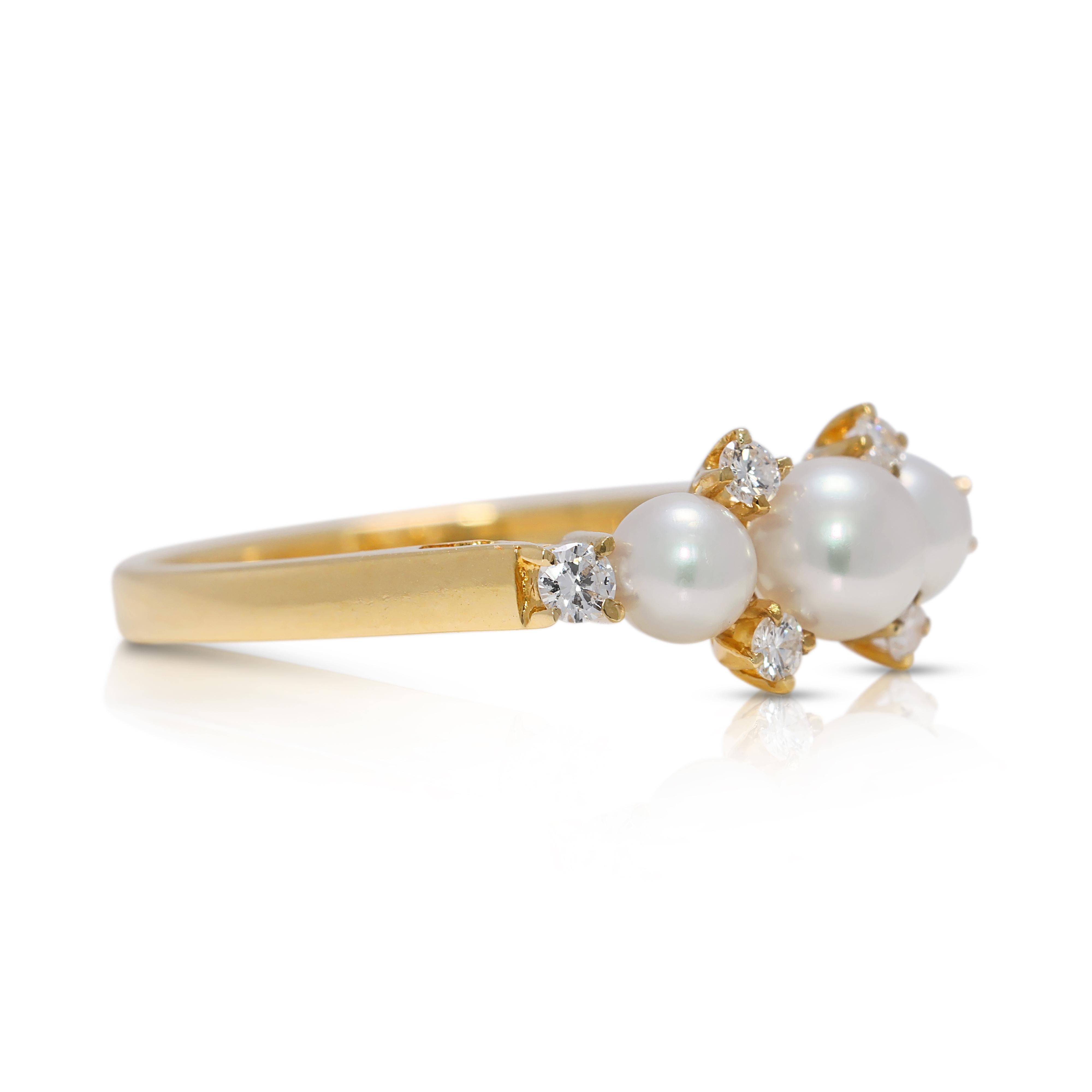 Glänzender Ring aus 18 Karat Gelbgold mit 0,10 Karat Naturdiamanten und Akoya-Perlen (Rundschliff) im Angebot