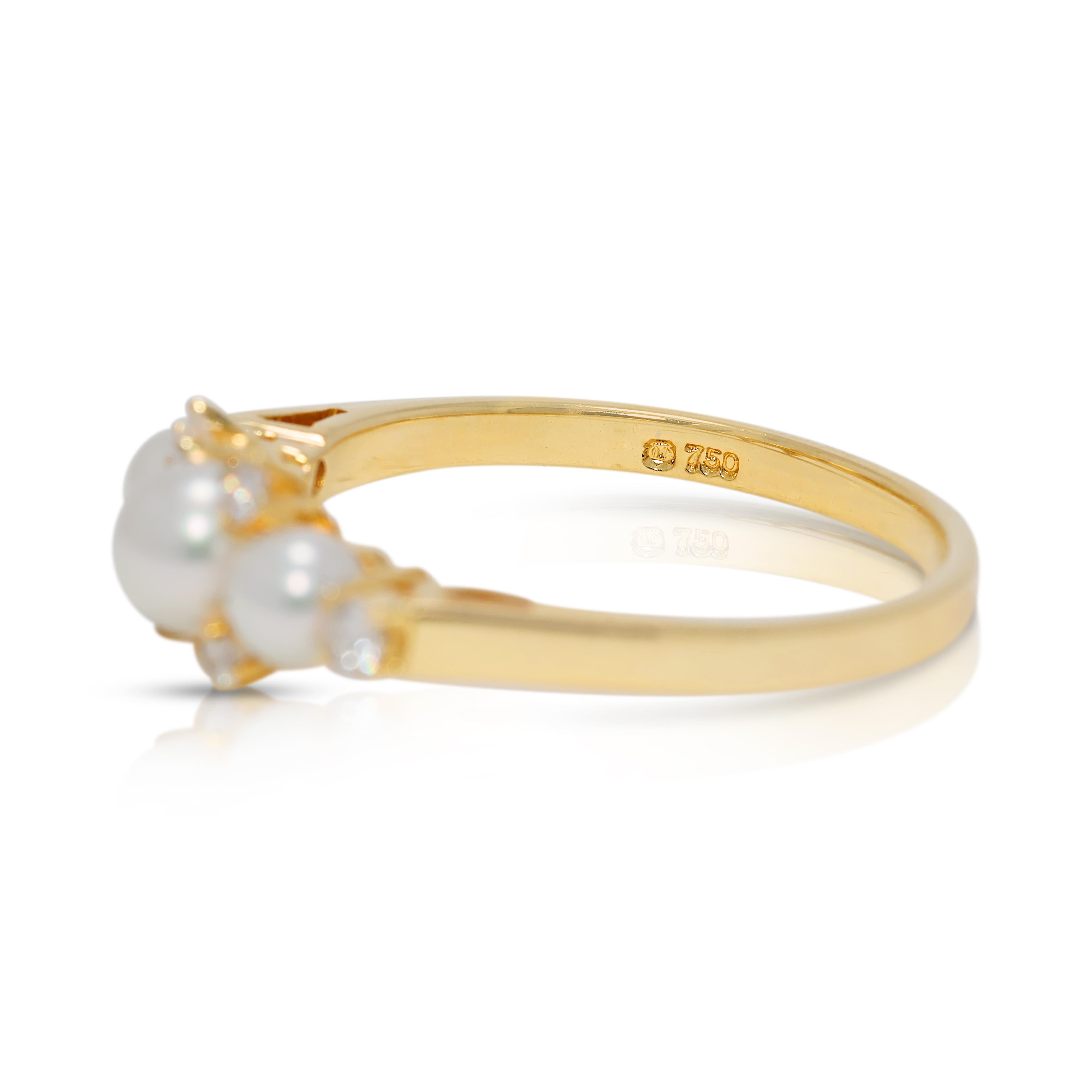 Glänzender Ring aus 18 Karat Gelbgold mit 0,10 Karat Naturdiamanten und Akoya-Perlen im Zustand „Neu“ im Angebot in רמת גן, IL
