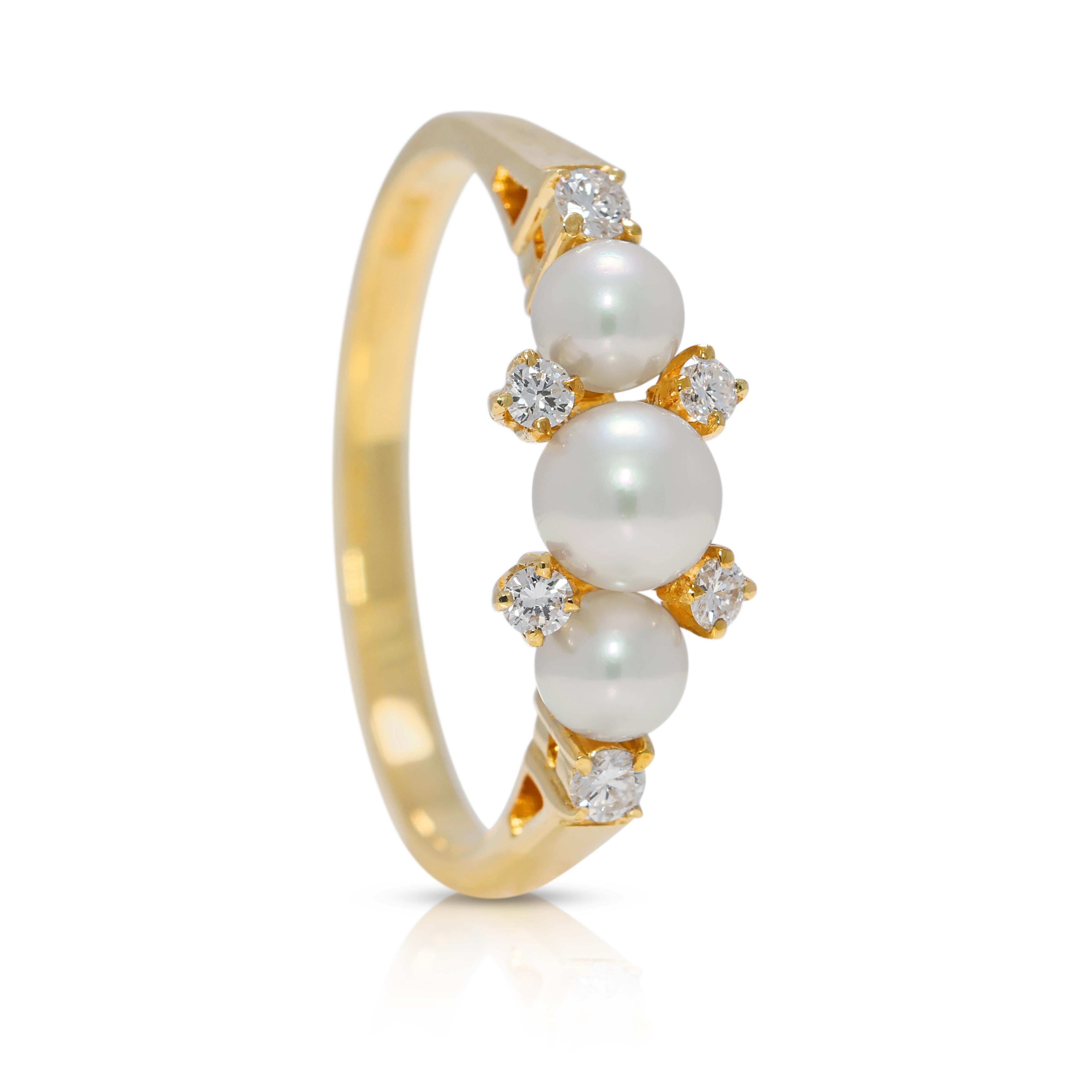 Glänzender Ring aus 18 Karat Gelbgold mit 0,10 Karat Naturdiamanten und Akoya-Perlen Damen im Angebot
