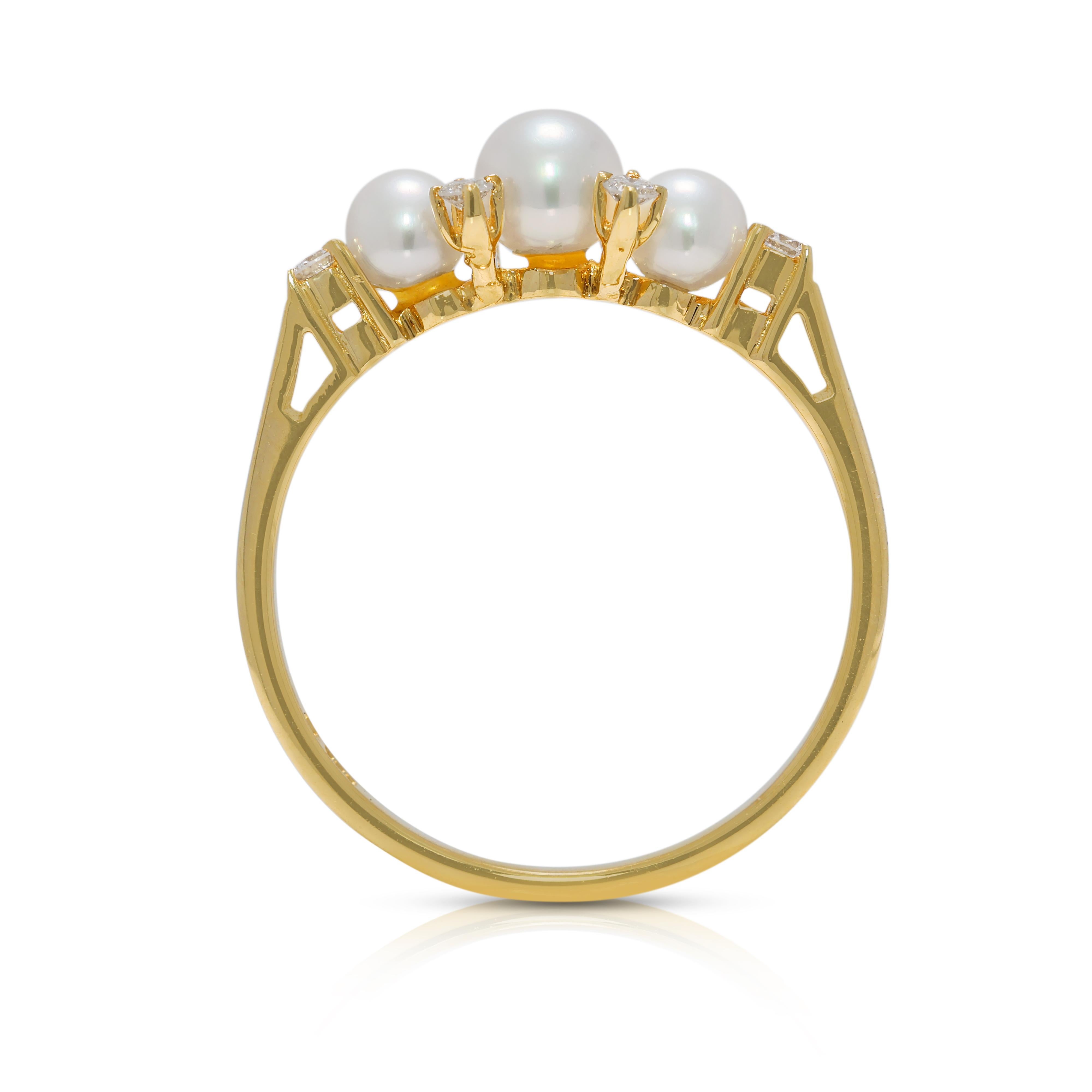 Glänzender Ring aus 18 Karat Gelbgold mit 0,10 Karat Naturdiamanten und Akoya-Perlen im Angebot 2