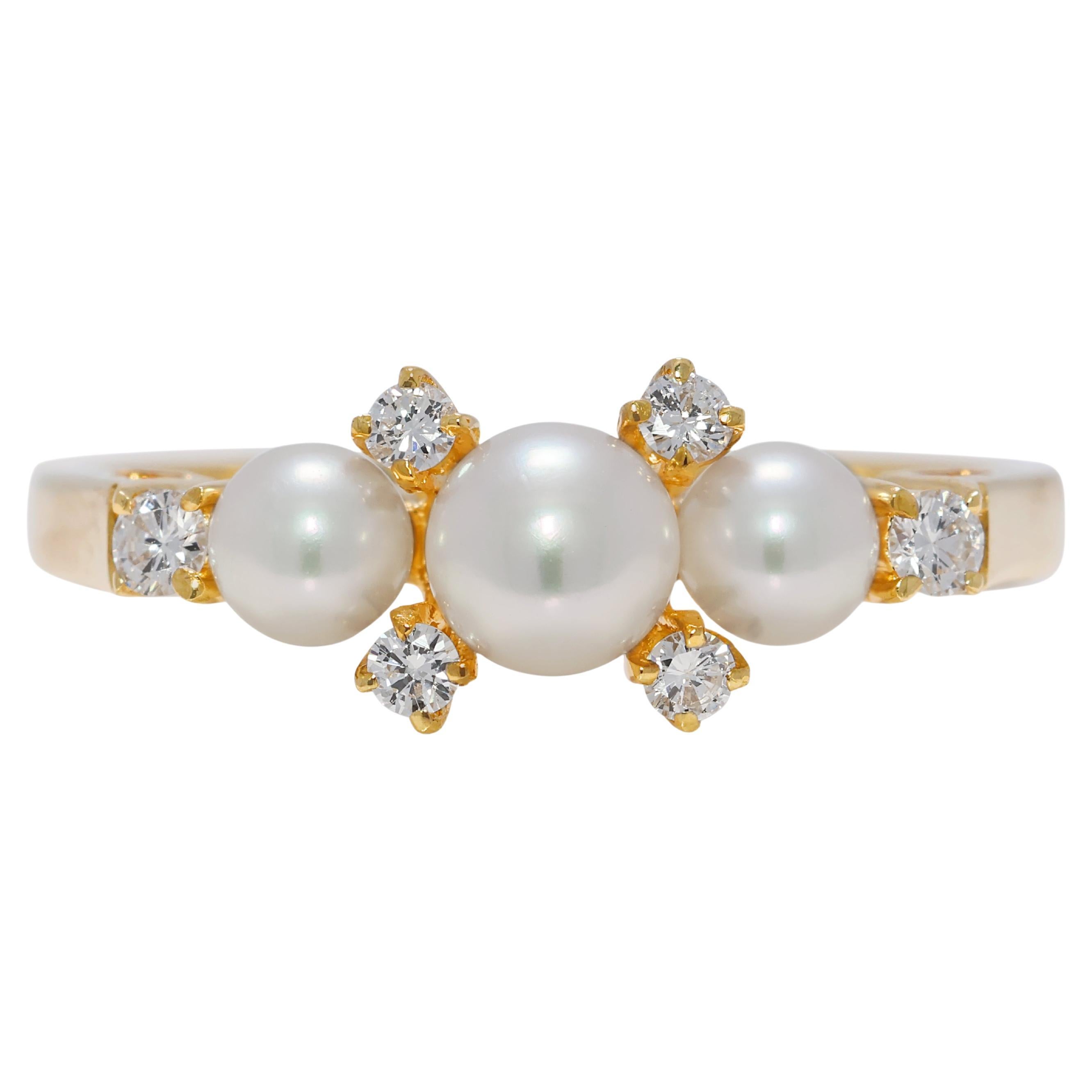 Glänzender Ring aus 18 Karat Gelbgold mit 0,10 Karat Naturdiamanten und Akoya-Perlen
