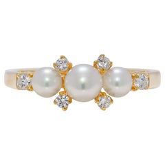 Glänzender Ring aus 18 Karat Gelbgold mit 0,10 Karat Naturdiamanten und Akoya-Perlen