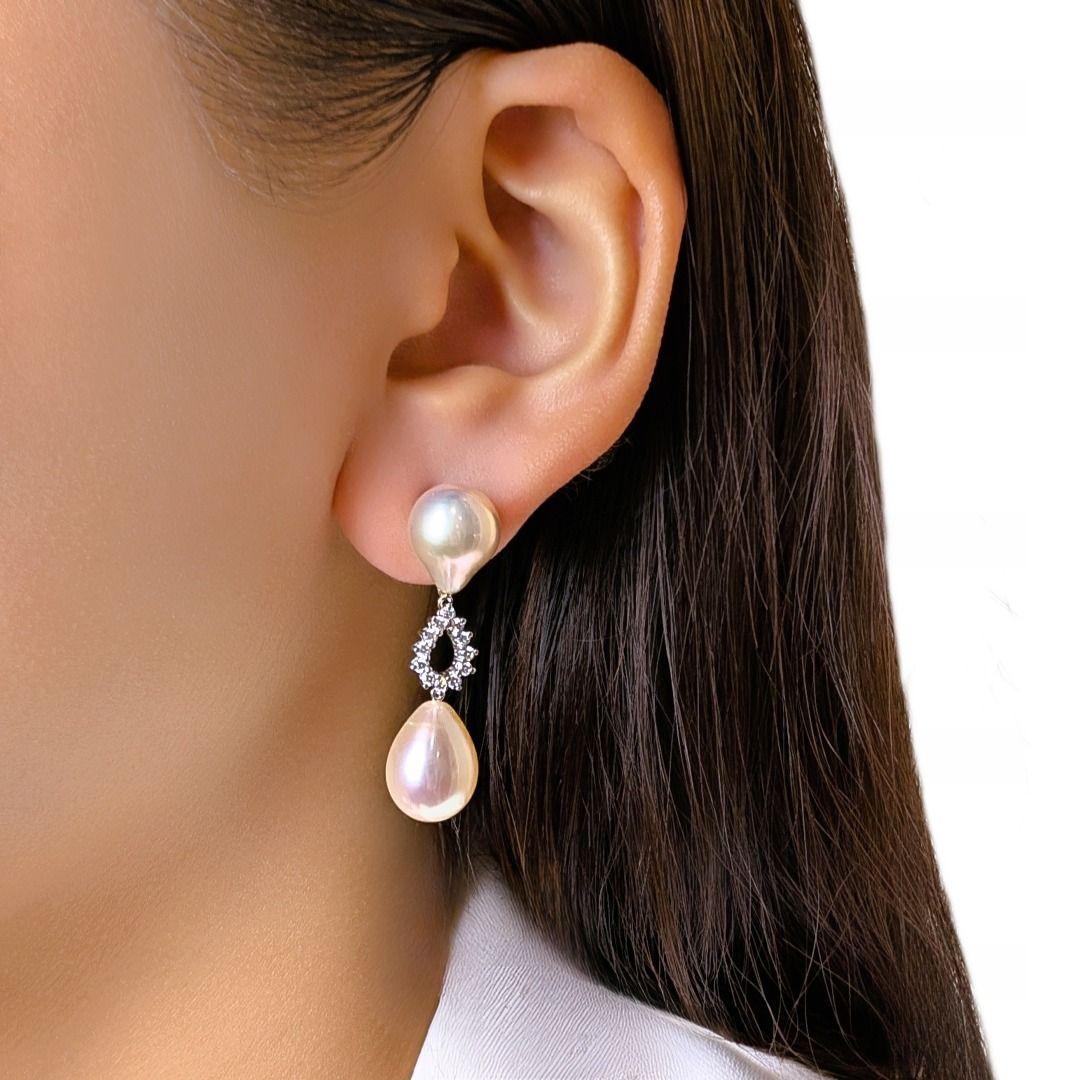 Ces boucles d'oreilles exhalent une douce sophistication, avec 4 perles des mers du Sud de forme mixte dans une délicate teinte rose (9,8-9,9 mm de diamètre), associées à 24 diamants ronds de taille brillant totalisant 0,24 carat, de couleur H et de