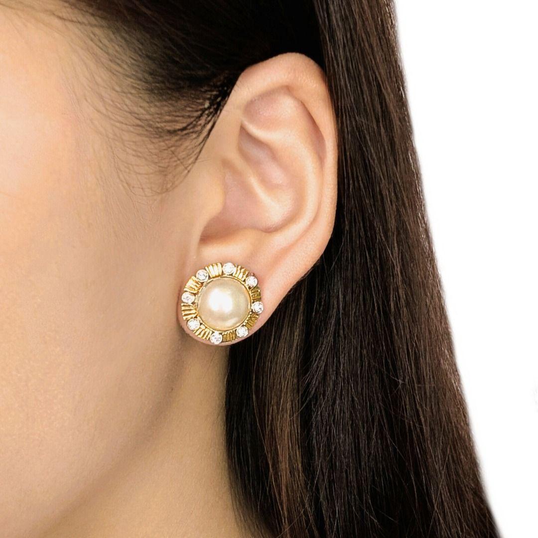 Ornez vos oreilles de la beauté lumineuse de ces exquises boucles d'oreilles cloutées, méticuleusement réalisées en or jaune 18 carats rayonnant. Chaque boucle d'oreille est ornée d'une magnifique perle ronde des mers du Sud de 10 mm, réputée pour