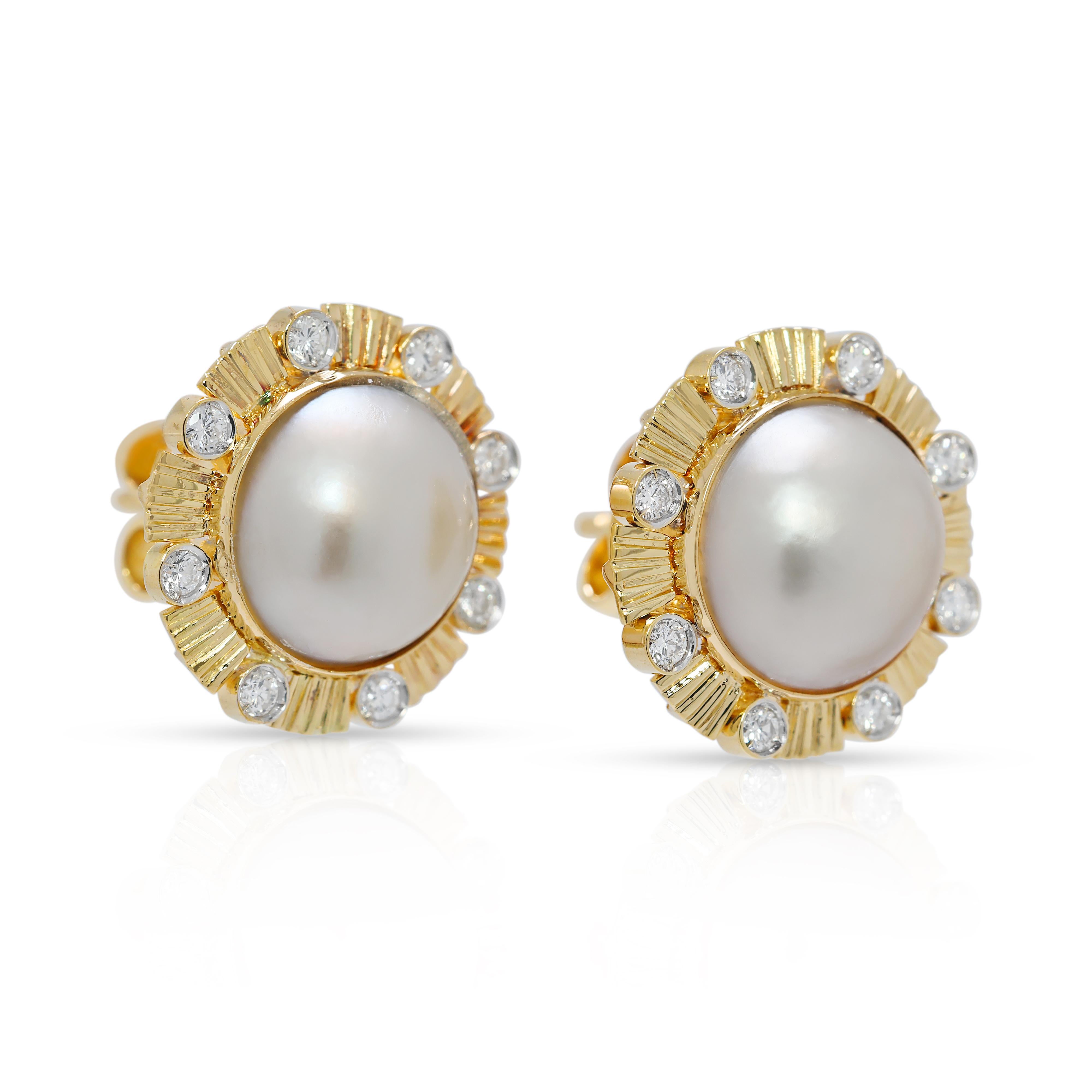 Taille ronde Boucles d'oreilles en or jaune 18k avec diamant 0.32ct et perle des mers du sud 10mm en vente