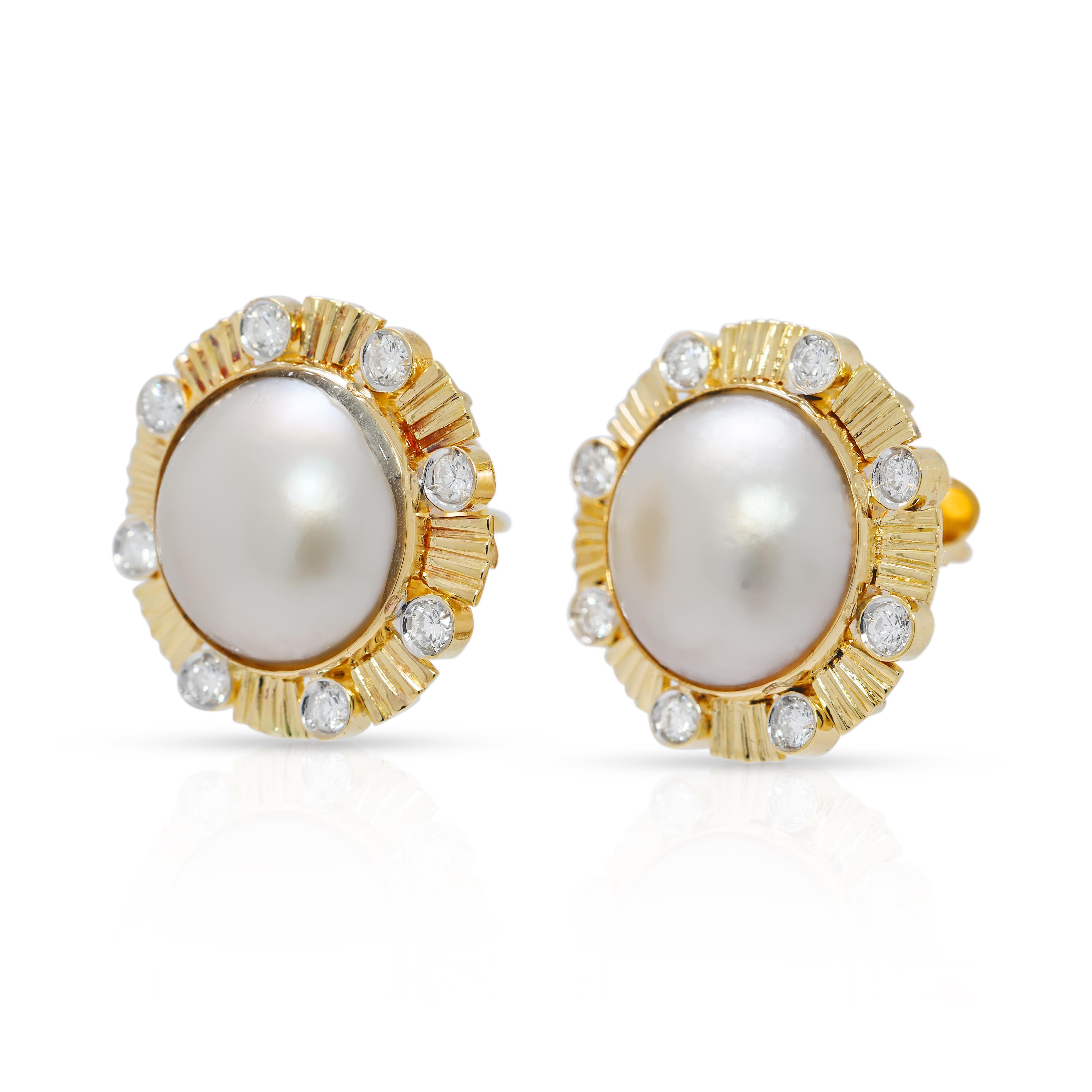 Boucles d'oreilles en or jaune 18k avec diamant 0.32ct et perle des mers du sud 10mm Excellent état - En vente à רמת גן, IL
