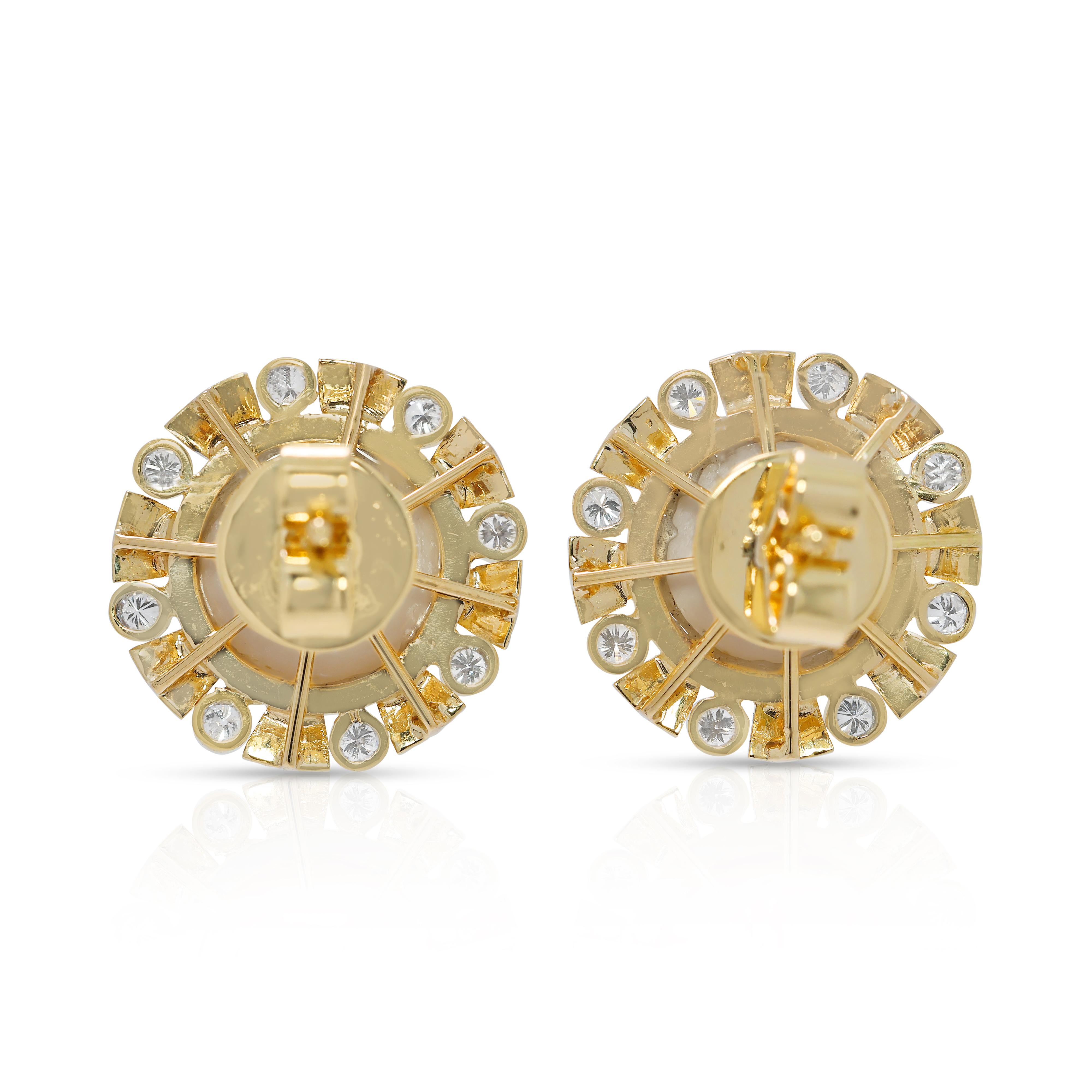 Boucles d'oreilles en or jaune 18k avec diamant 0.32ct et perle des mers du sud 10mm en vente 1