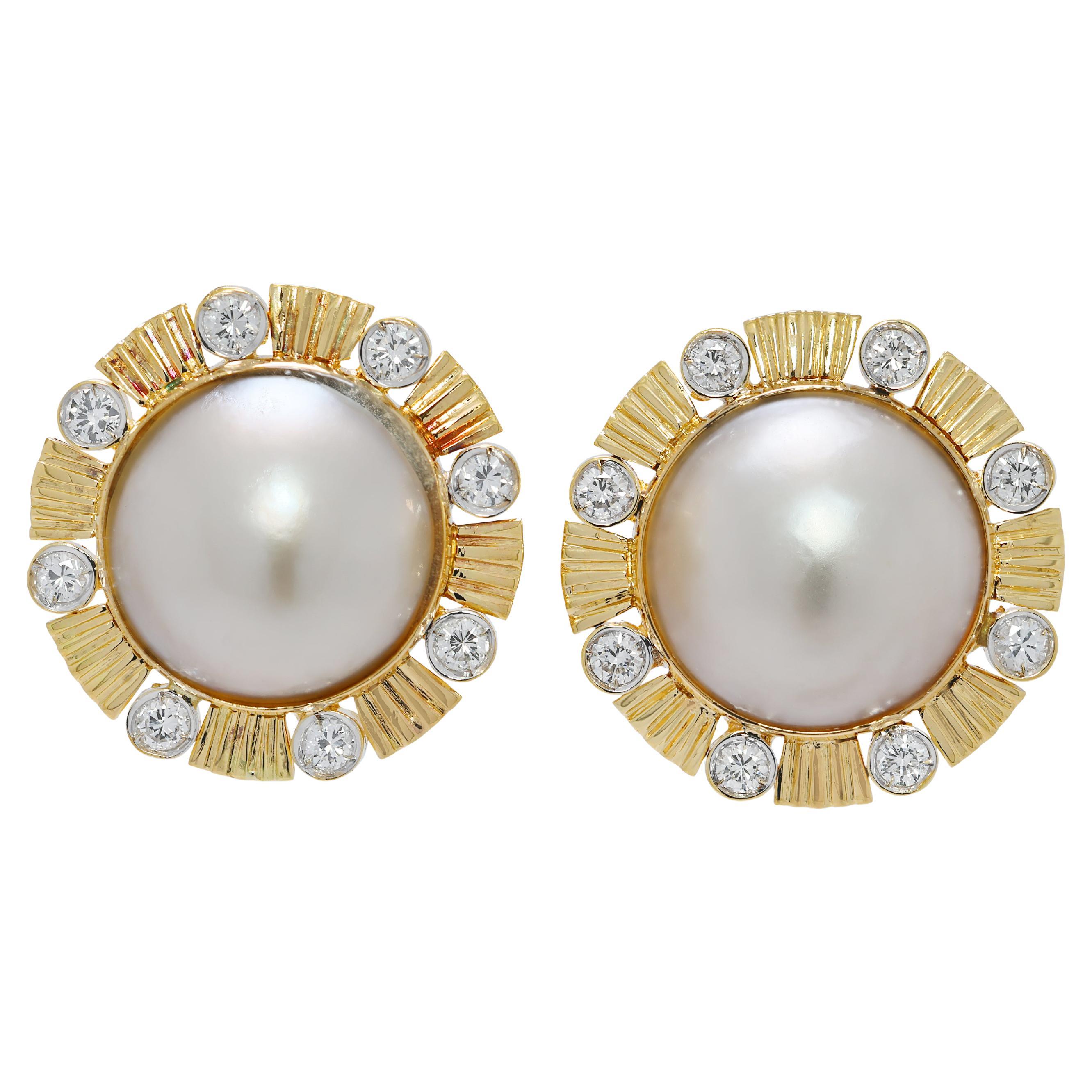 Boucles d'oreilles en or jaune 18k avec diamant 0.32ct et perle des mers du sud 10mm en vente