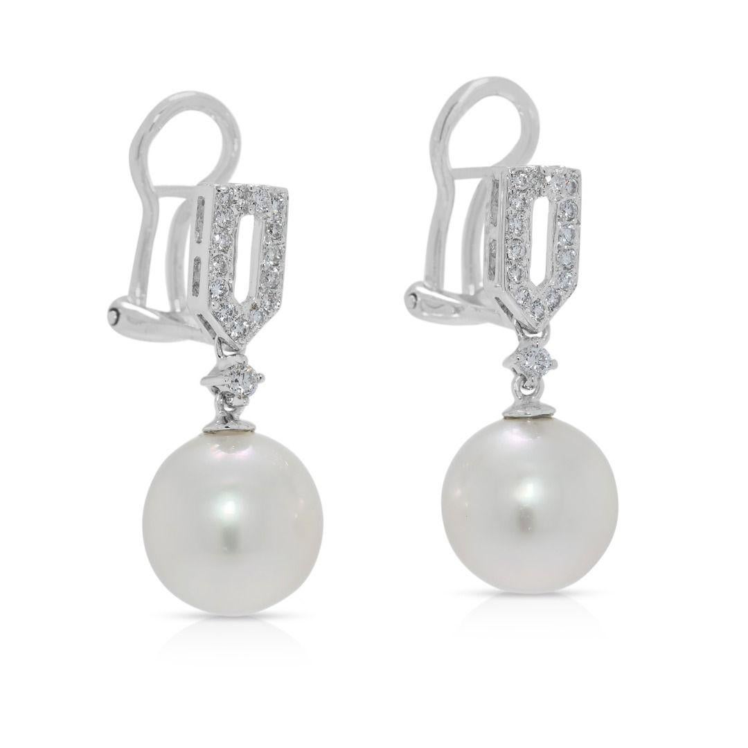 Taglio rotondo Orecchini a goccia con diamanti naturali e perle Akoya da 0,32 carati in oro bianco 18K in vendita
