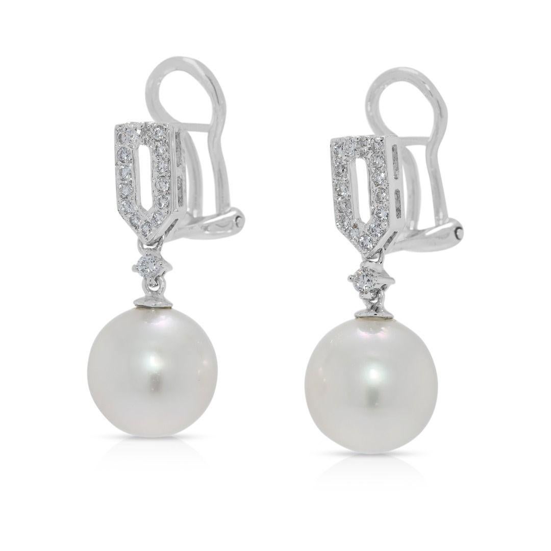 Orecchini a goccia con diamanti naturali e perle Akoya da 0,32 carati in oro bianco 18K In condizioni ottime in vendita a רמת גן, IL