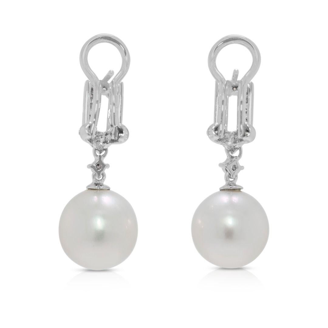 Orecchini a goccia con diamanti naturali e perle Akoya da 0,32 carati in oro bianco 18K in vendita 1