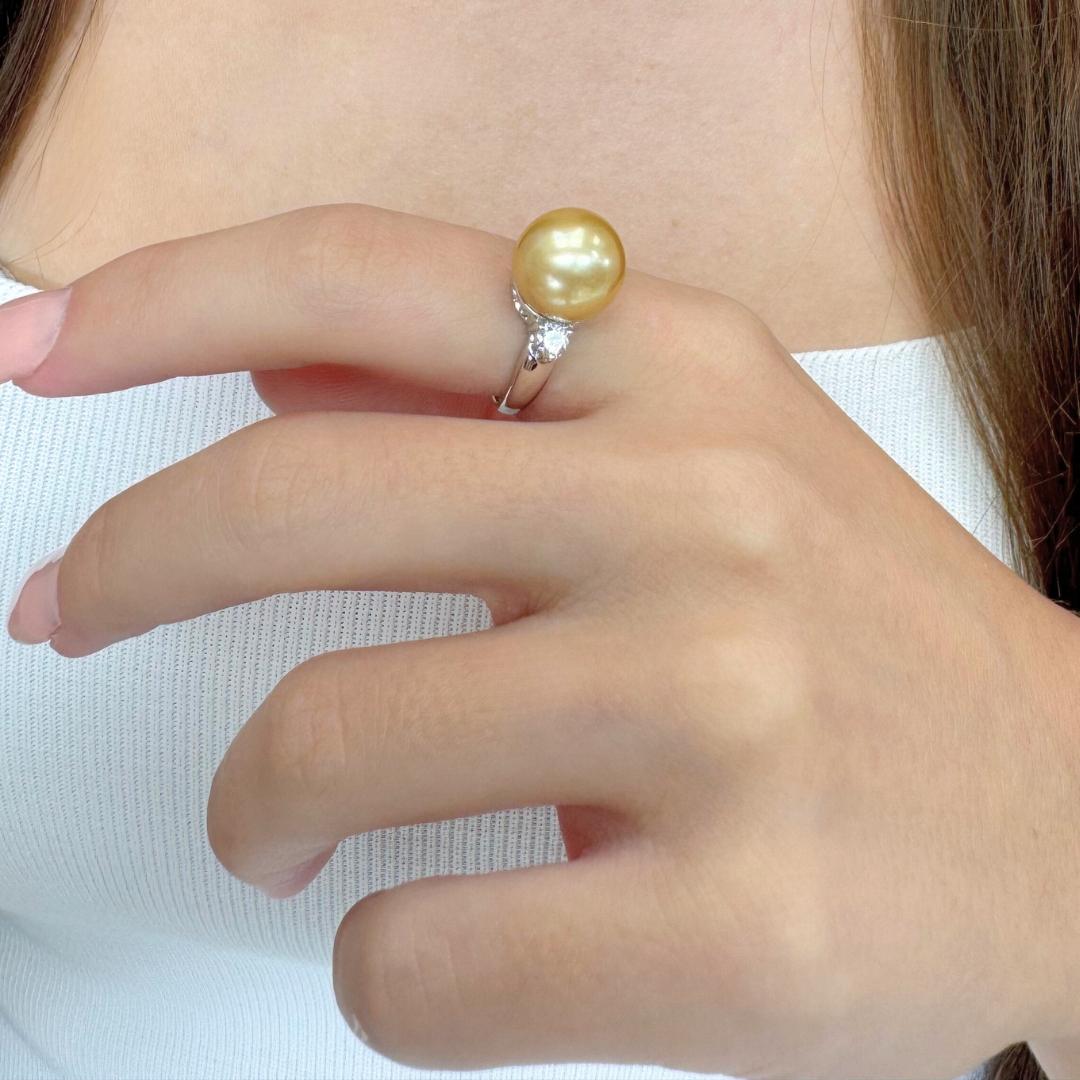 Lussuoso anello a tre pietre con perle d'acqua salata dei mari del Sud da 10,28 carati e diamanti in vendita 5
