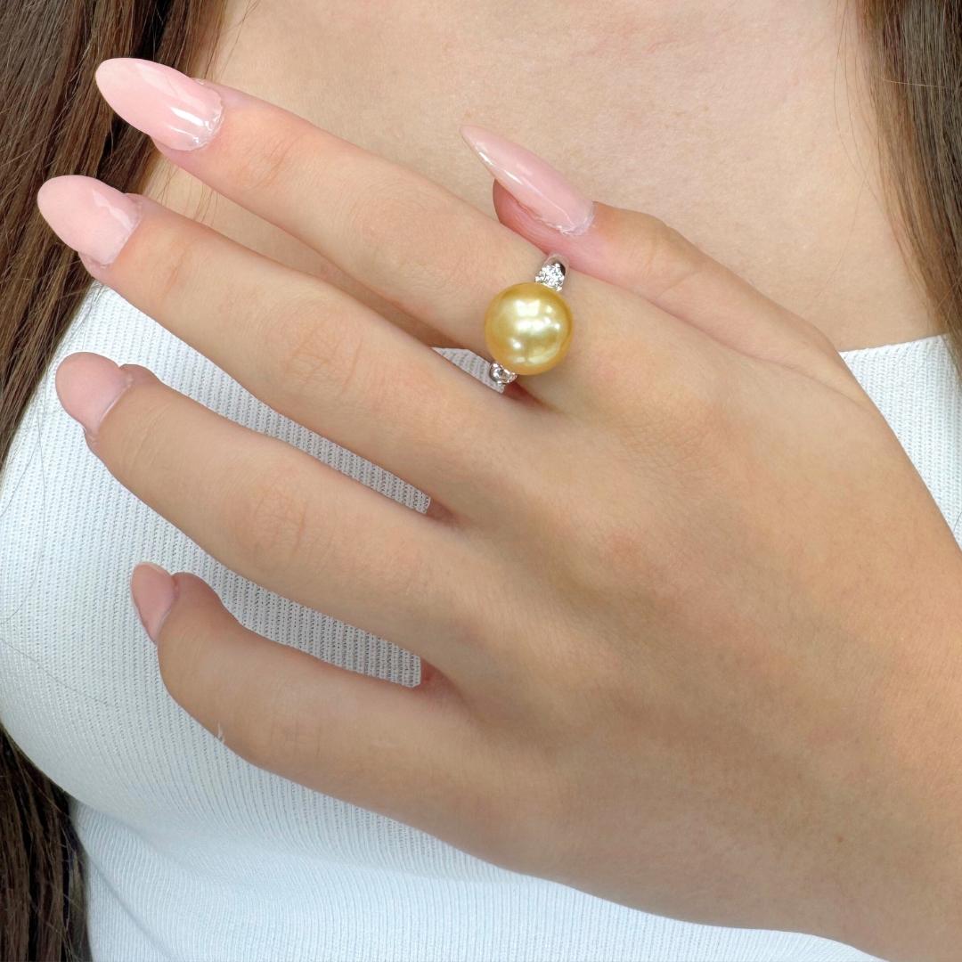 Lussuoso anello a tre pietre con perle d'acqua salata dei mari del sud e diamanti da 10,28 carati in oro bianco 18 carati - certificato IGI

Immergiti in un'eleganza senza tempo con questo splendido anello a tre pietre in oro bianco 18 carati,