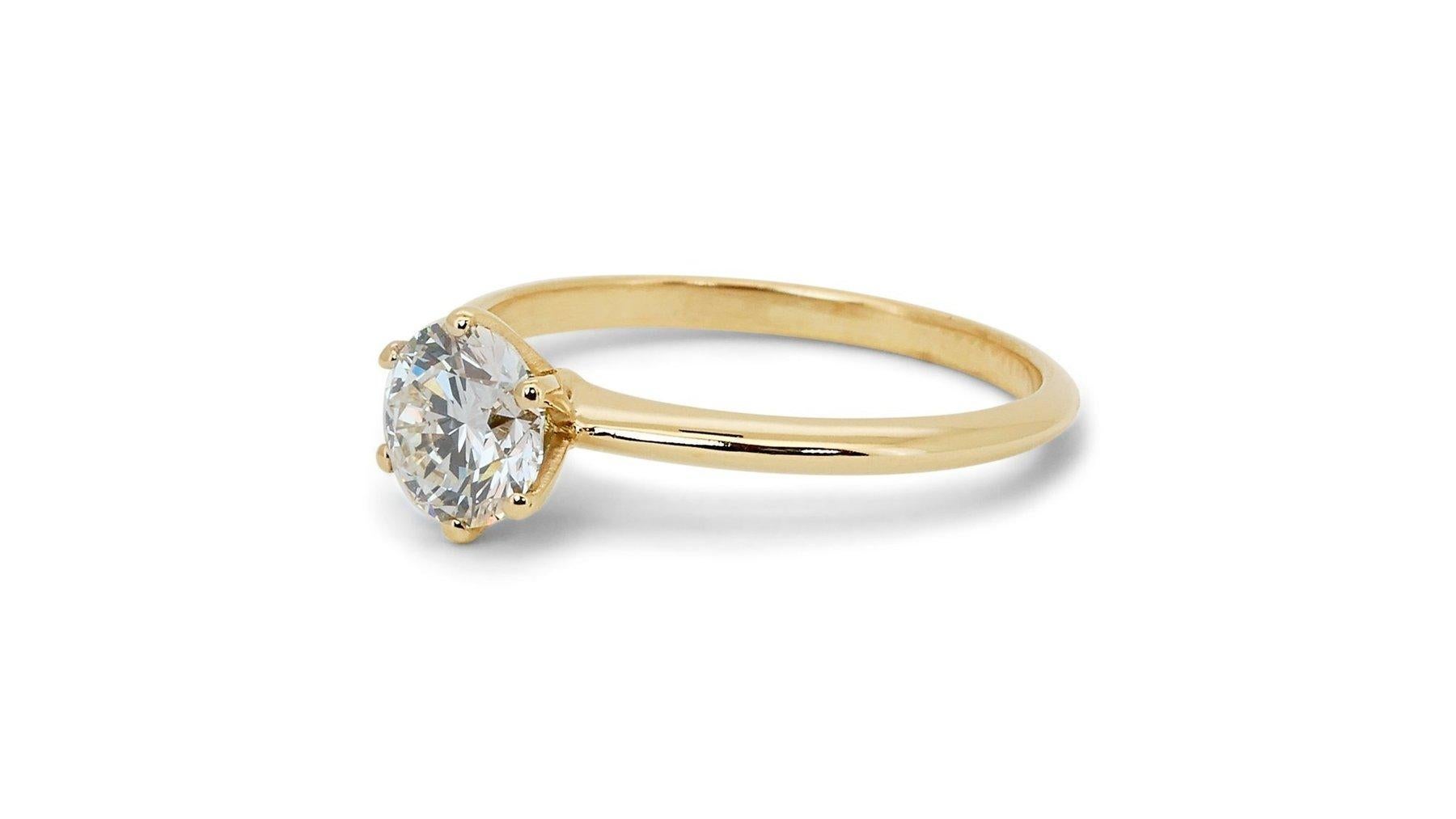 Round Cut Lustrous 1.07ct Diamond Solitaire Ring in 18k Yellow Gold - GIA Certified For Sale