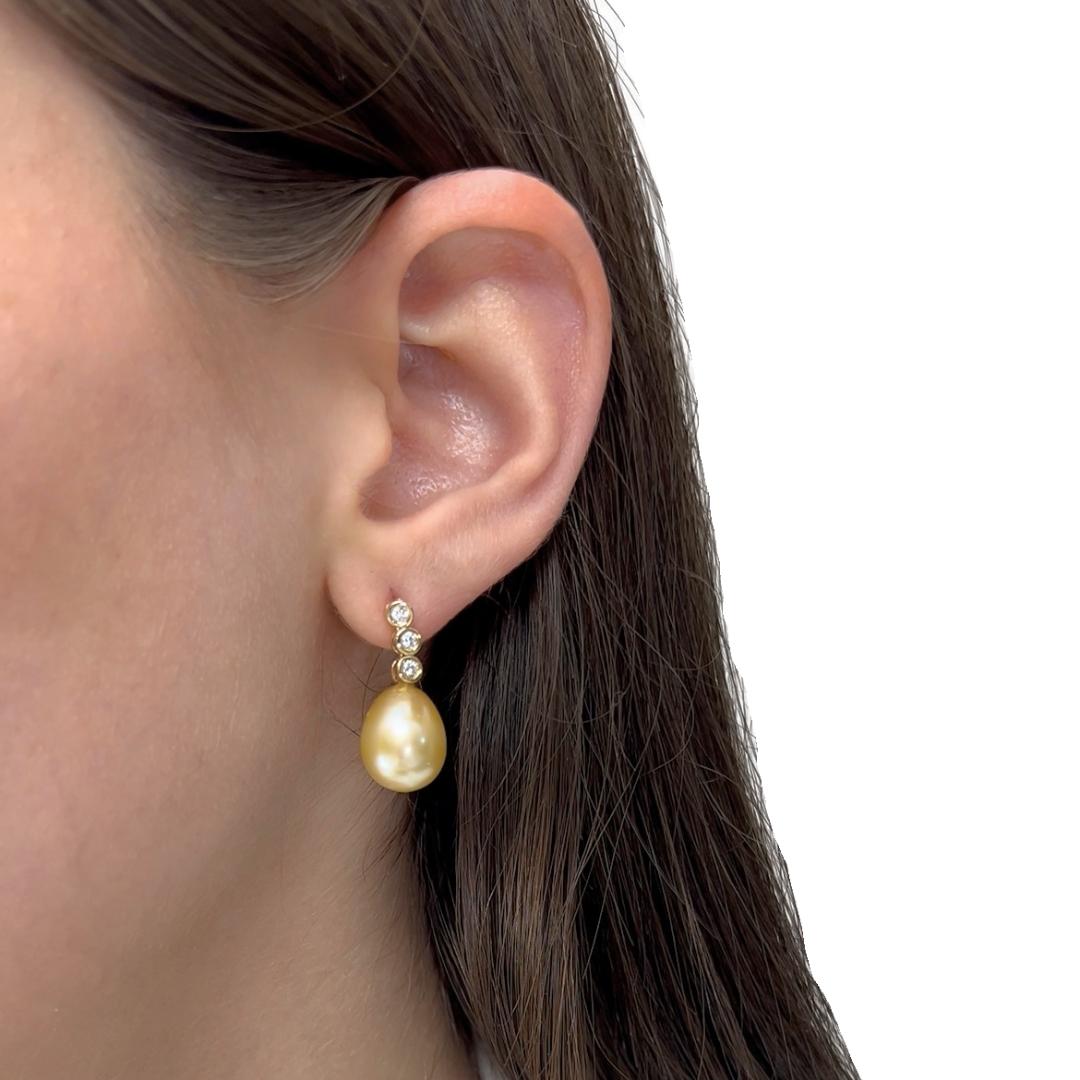 Lussuosi orecchini a goccia con perle d'acqua salata e diamanti da 11,48 carati in oro giallo 18 carati - certificati IGI

Questi orecchini a goccia in oro giallo 18 carati, che emanano un'eleganza senza tempo, presentano due splendide perle d'acqua