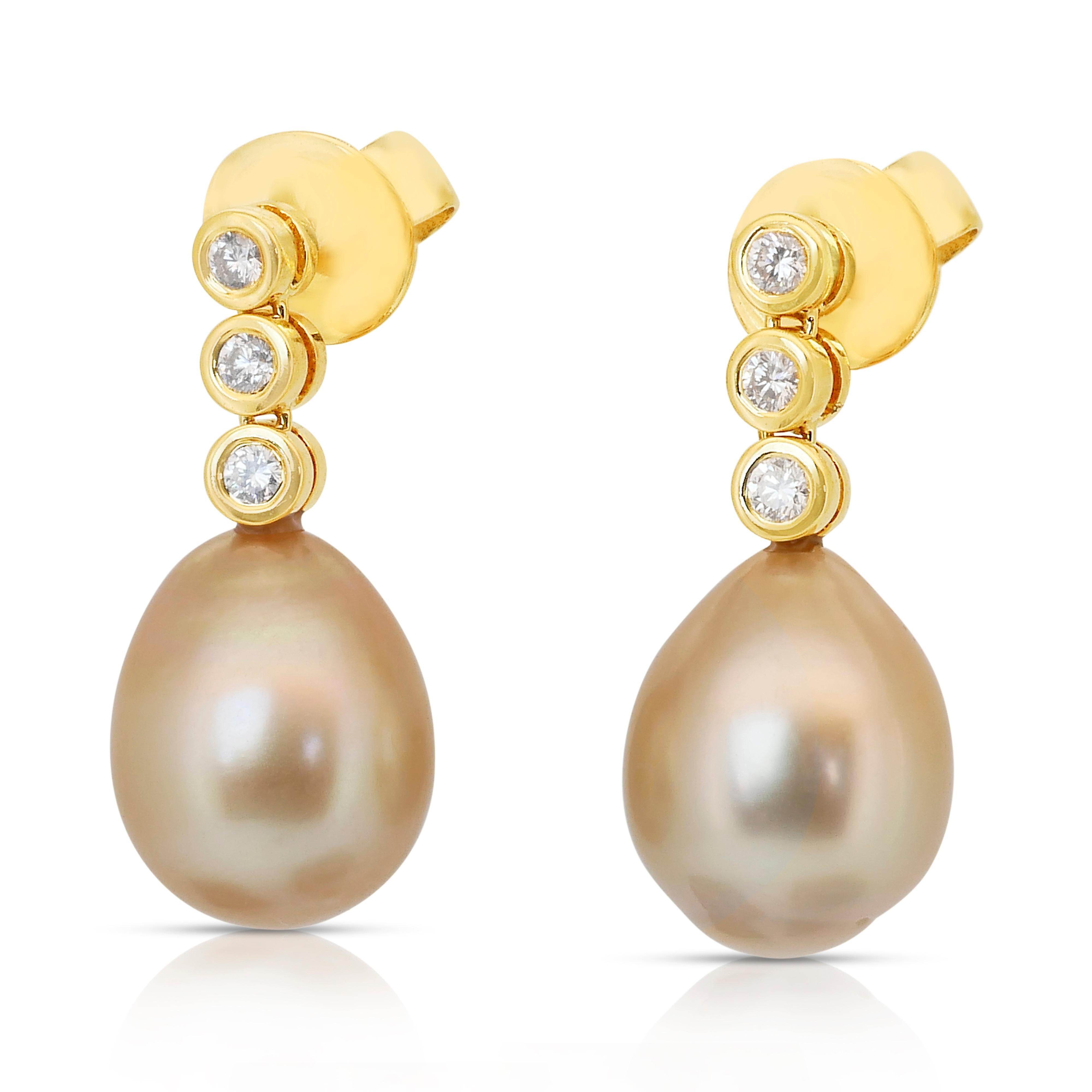 Taglio rotondo Orecchini pendenti con perle d'acqua salata e diamanti da 11,48 carati in oro giallo 18 ct. in vendita